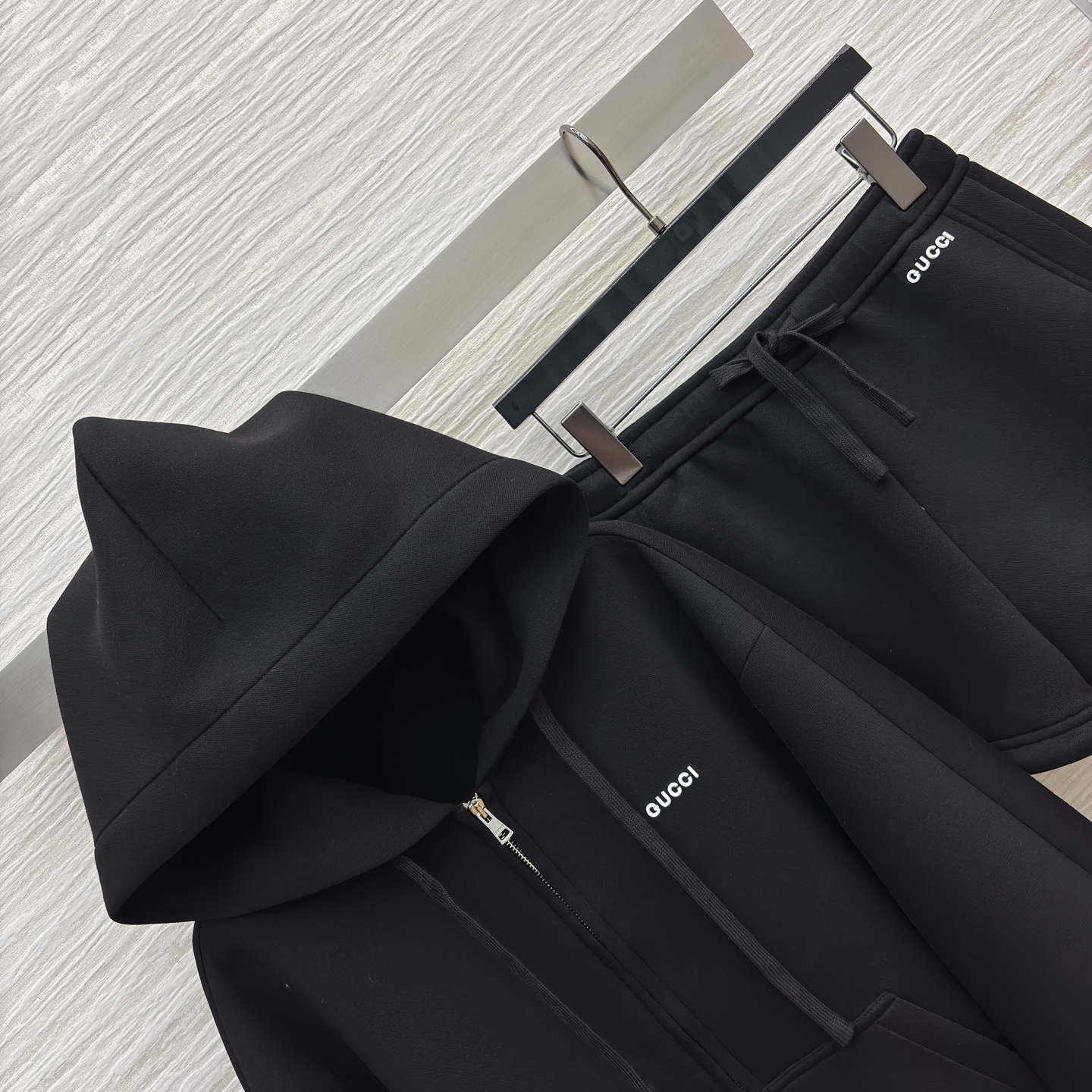 G家秋冬 连帽半拉链休闲套装 一身纯黑连帽拉链卫衣套装 简约字母标识暗藏细节 卫衣的连帽设计添随性感 短