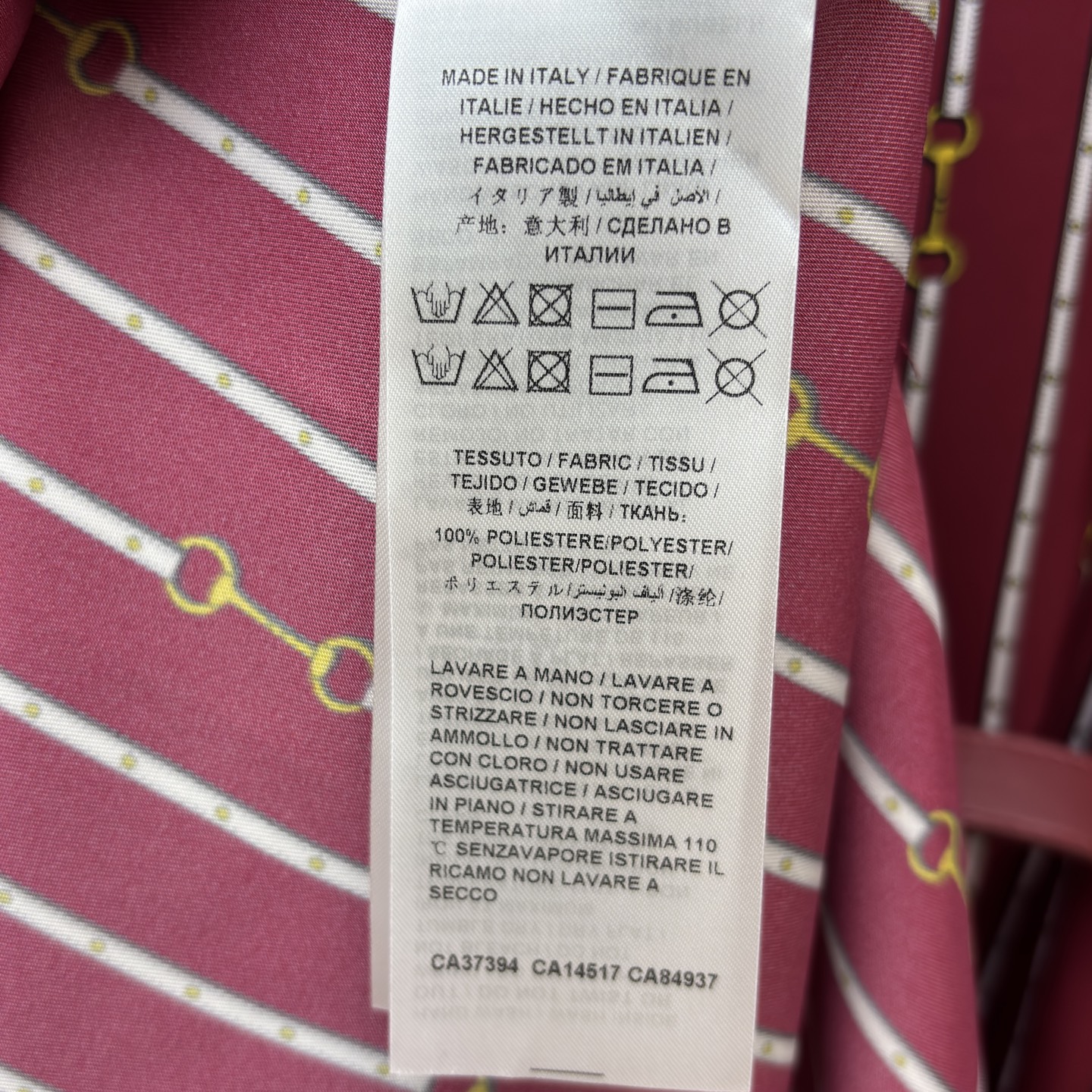G家25秋季 飘带腰带长袖连衣裙 酒红底色交织着精致条纹与金属链饰 领口飘带添几分柔媚 腰间皮带勾勒优雅