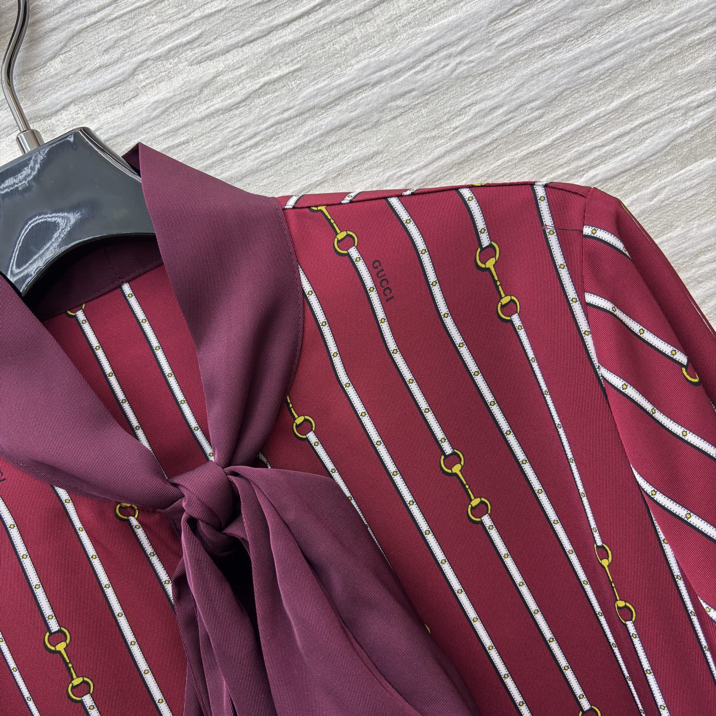 G家25秋季 飘带腰带长袖连衣裙 酒红底色交织着精致条纹与金属链饰 领口飘带添几分柔媚 腰间皮带勾勒优雅