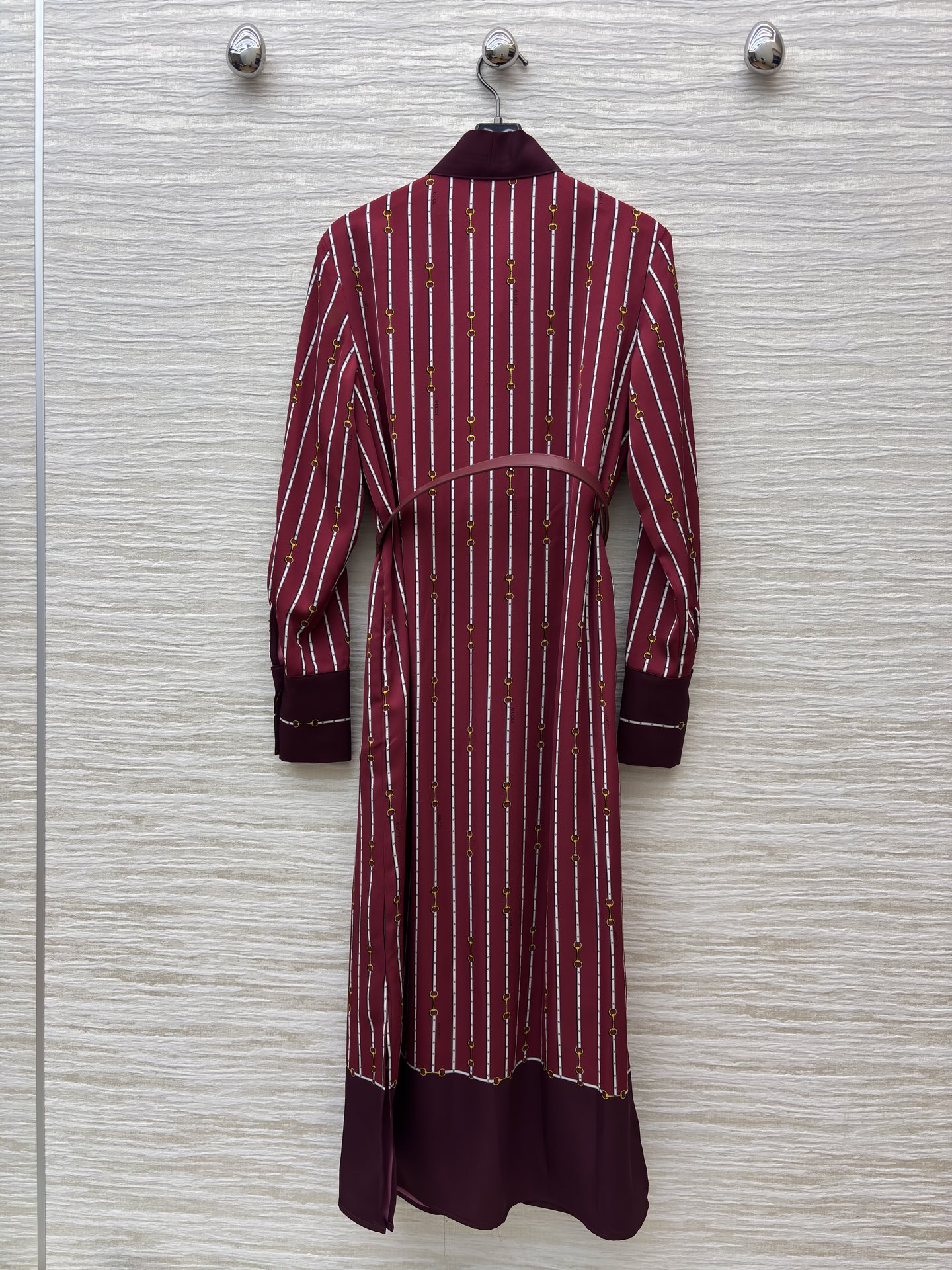 G家25秋季 飘带腰带长袖连衣裙 酒红底色交织着精致条纹与金属链饰 领口飘带添几分柔媚 腰间皮带勾勒优雅