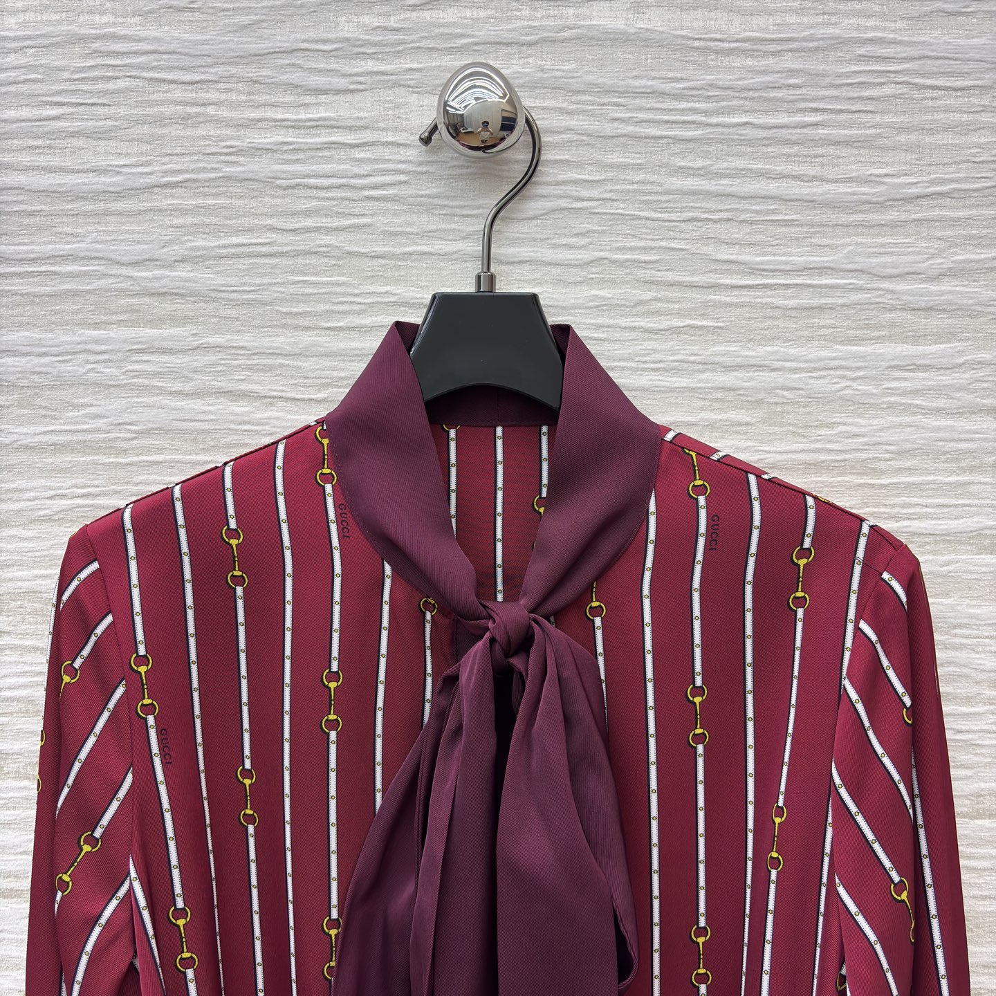 G家25秋季 飘带腰带长袖连衣裙 酒红底色交织着精致条纹与金属链饰 领口飘带添几分柔媚 腰间皮带勾勒优雅