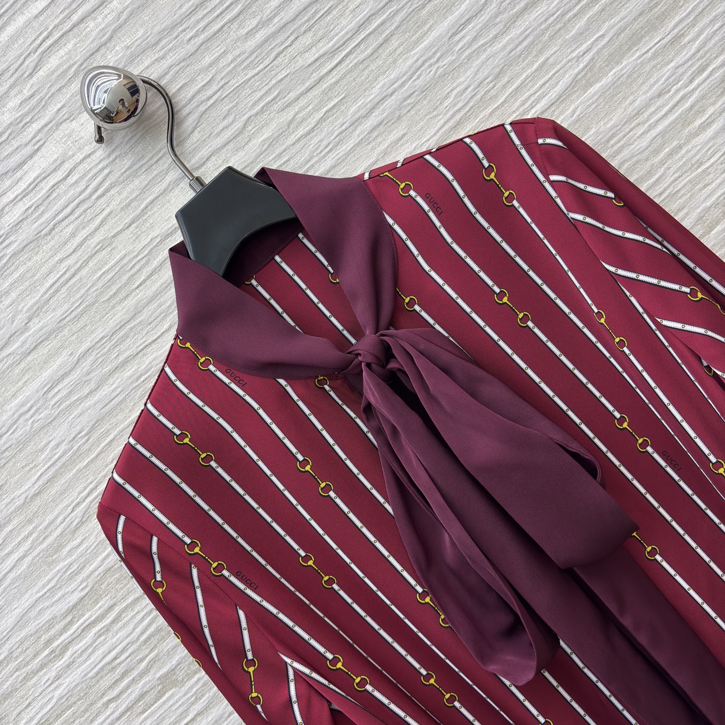 G家25秋季 飘带腰带长袖连衣裙 酒红底色交织着精致条纹与金属链饰 领口飘带添几分柔媚 腰间皮带勾勒优雅