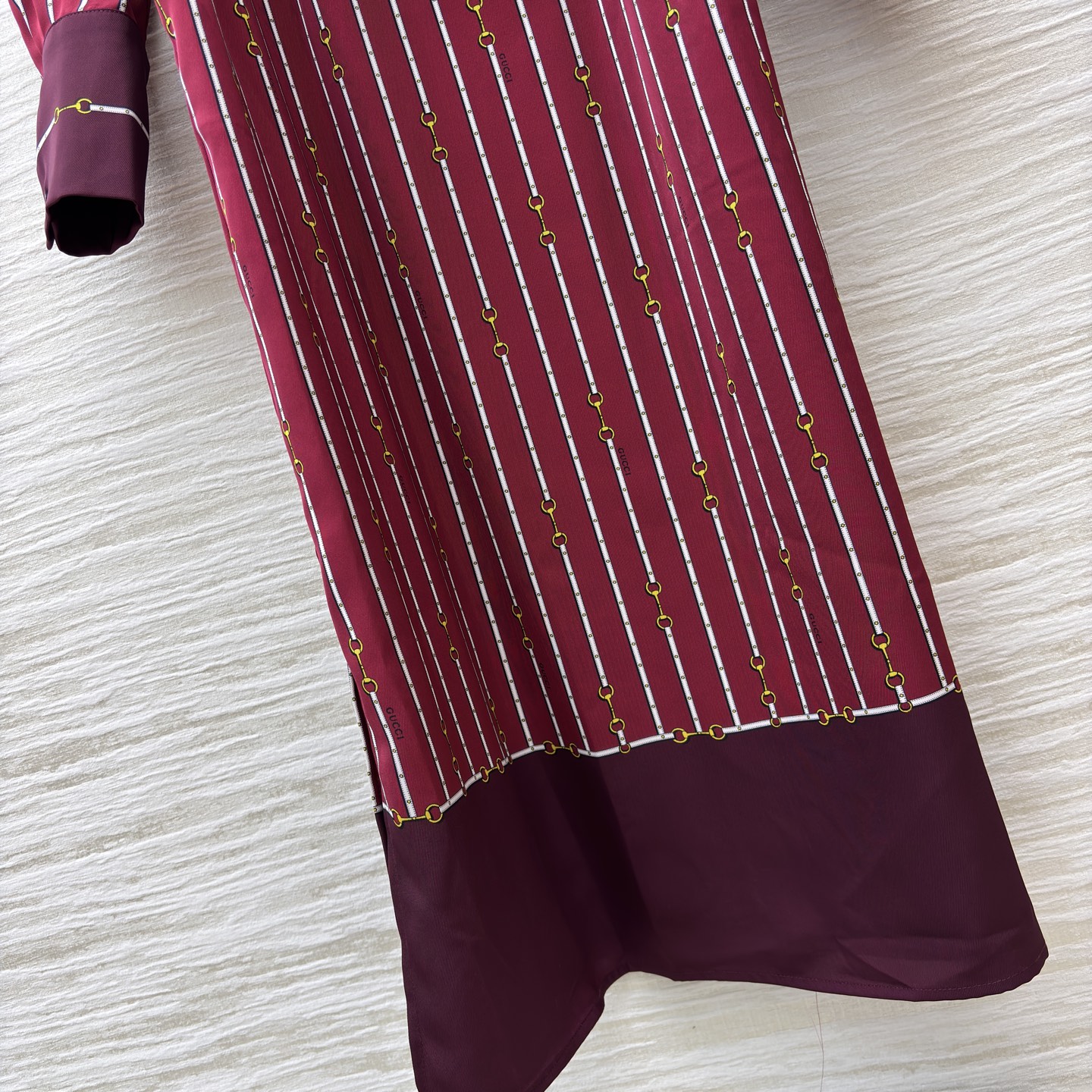 G家25秋季 飘带腰带长袖连衣裙 酒红底色交织着精致条纹与金属链饰 领口飘带添几分柔媚 腰间皮带勾勒优雅