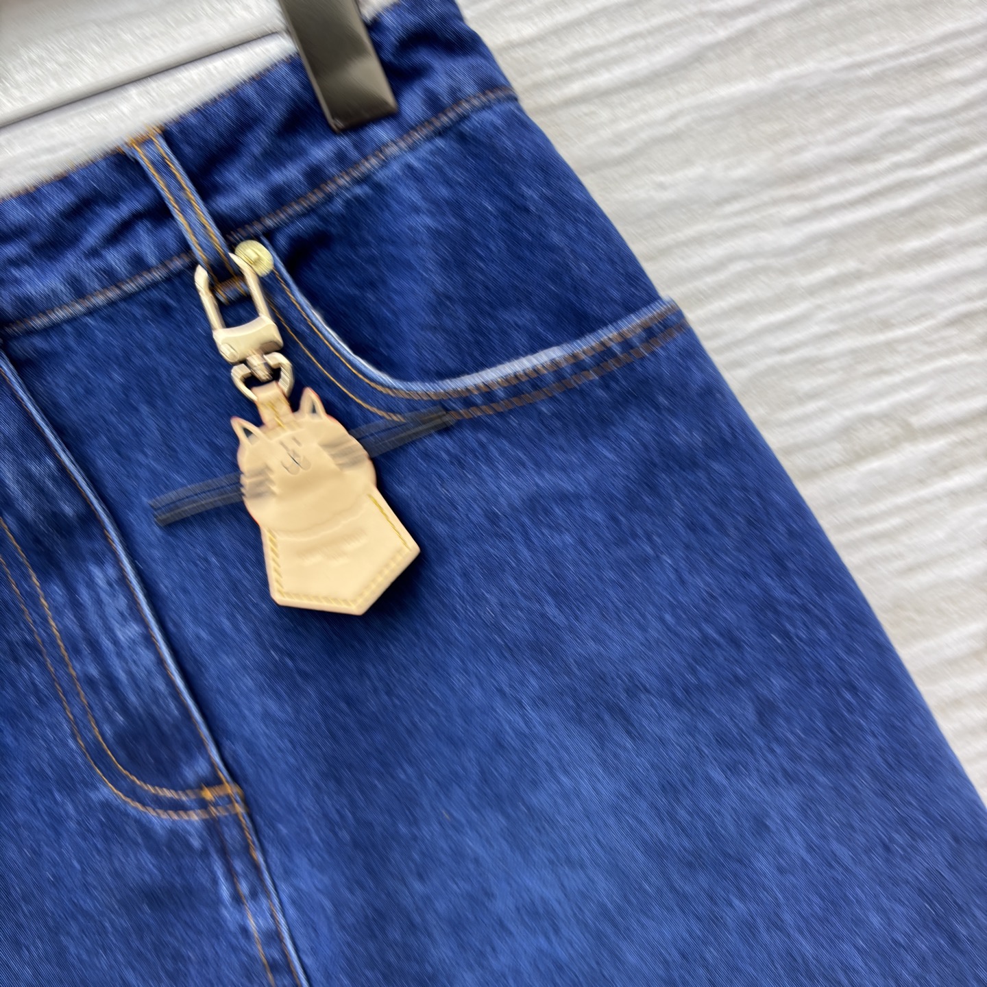 L家25秋冬 猫咪皮牌牛仔系列 经典深蓝色牛仔短裙 版型利落又显活力 搭配精致金属扣与可爱猫咪挂饰 瞬间