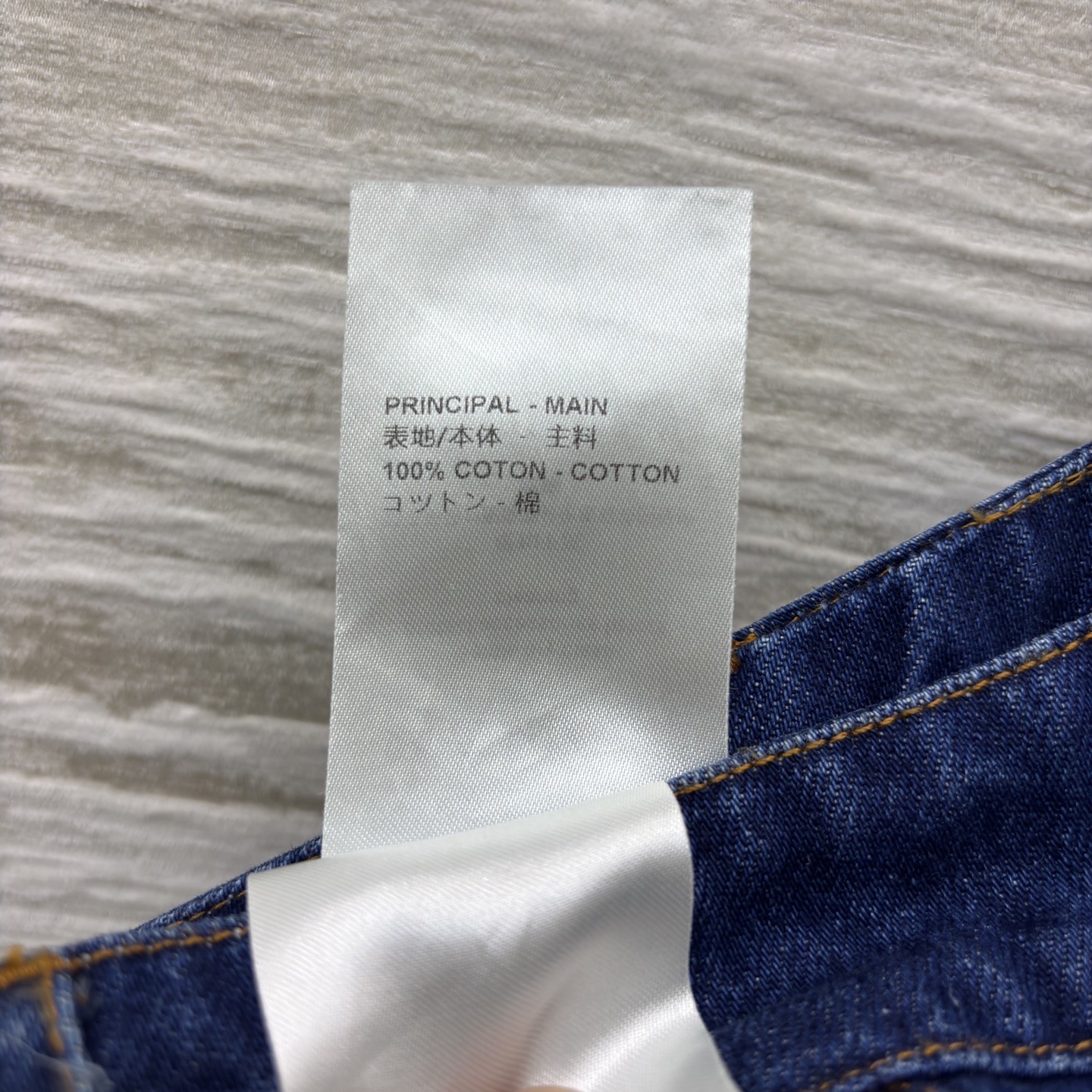 L家25秋冬 猫咪皮牌牛仔系列 经典深蓝色牛仔短裙 版型利落又显活力 搭配精致金属扣与可爱猫咪挂饰 瞬间