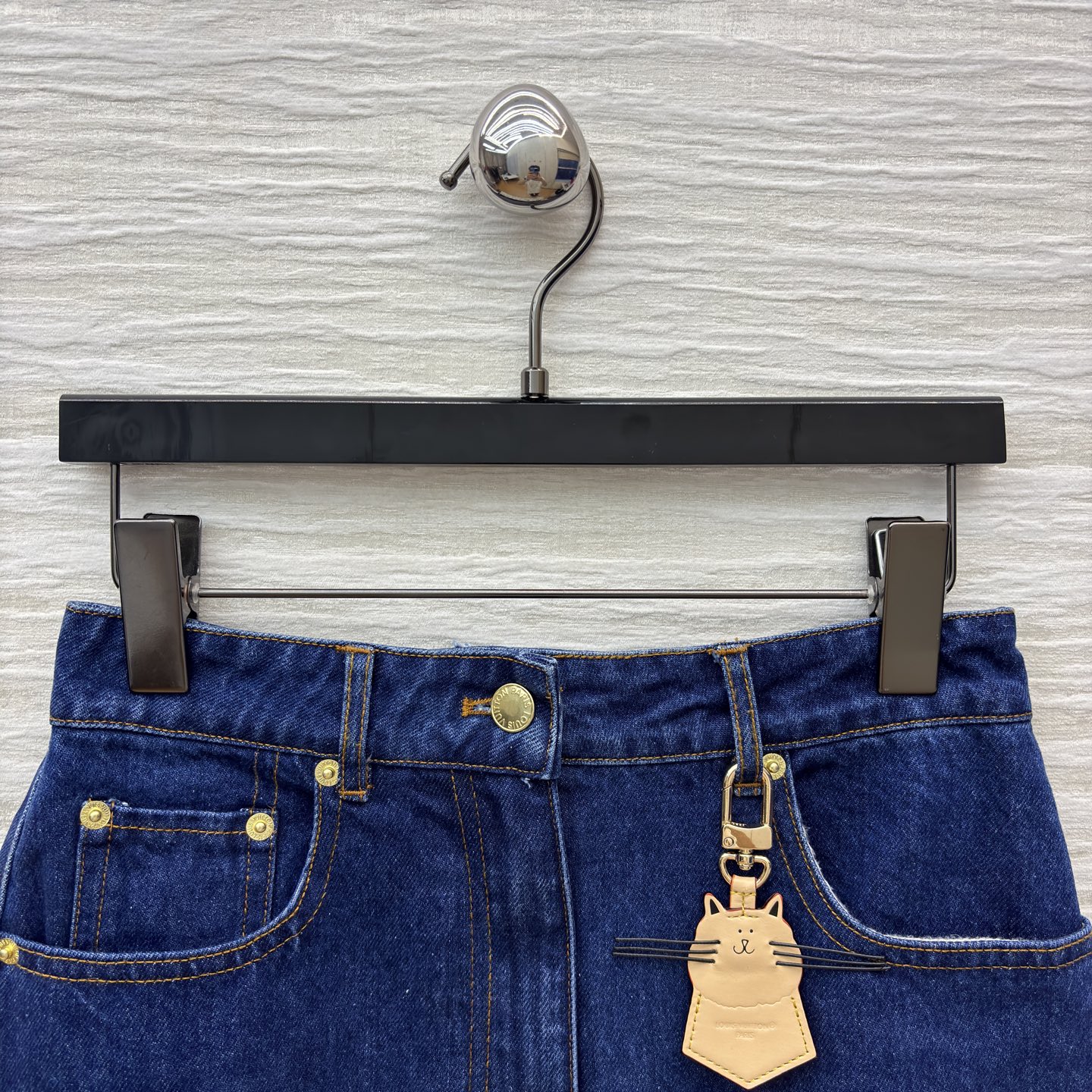L家25秋冬 猫咪皮牌牛仔系列 经典深蓝色牛仔短裙 版型利落又显活力 搭配精致金属扣与可爱猫咪挂饰 瞬间