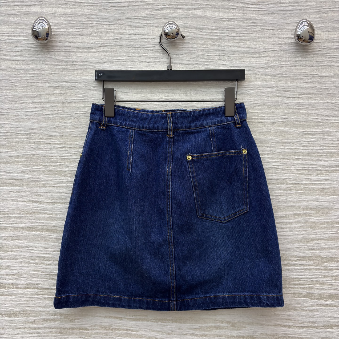 L家25秋冬 猫咪皮牌牛仔系列 经典深蓝色牛仔短裙 版型利落又显活力 搭配精致金属扣与可爱猫咪挂饰 瞬间