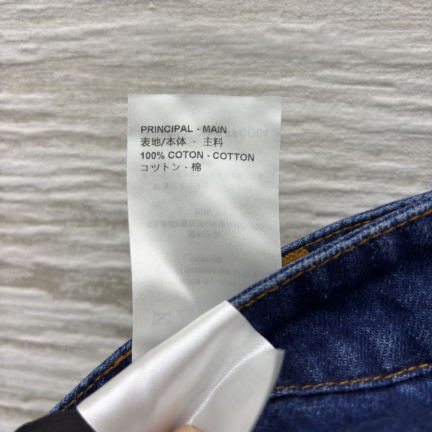 L家25秋冬 猫咪皮牌牛仔系列 经典深蓝色牛仔直筒裤 版型宽松又显复古腔调 搭配可爱猫咪挂饰 细节处满是