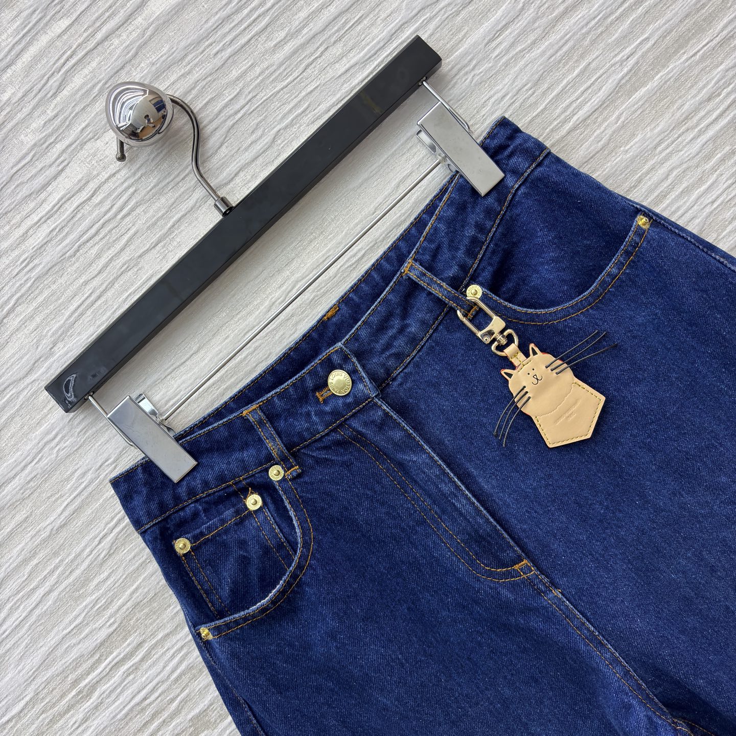 L家25秋冬 猫咪皮牌牛仔系列 经典深蓝色牛仔直筒裤 版型宽松又显复古腔调 搭配可爱猫咪挂饰 细节处满是