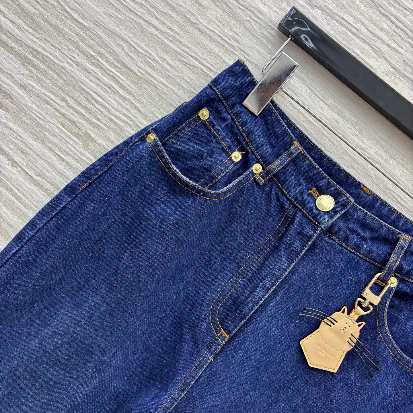 L家25秋冬 猫咪皮牌牛仔系列 经典深蓝色牛仔直筒裤 版型宽松又显复古腔调 搭配可爱猫咪挂饰 细节处满是