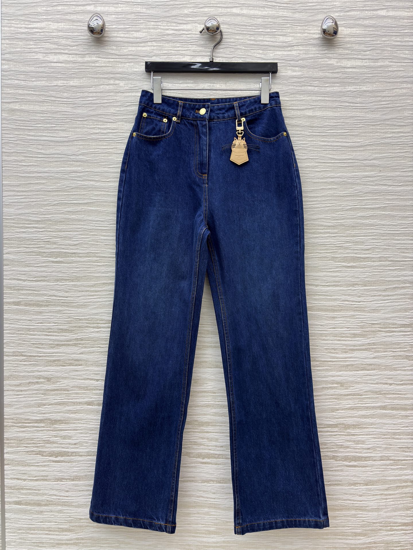 L家25秋冬 猫咪皮牌牛仔系列 经典深蓝色牛仔直筒裤 版型宽松又显复古腔调 搭配可爱猫咪挂饰 细节处满是