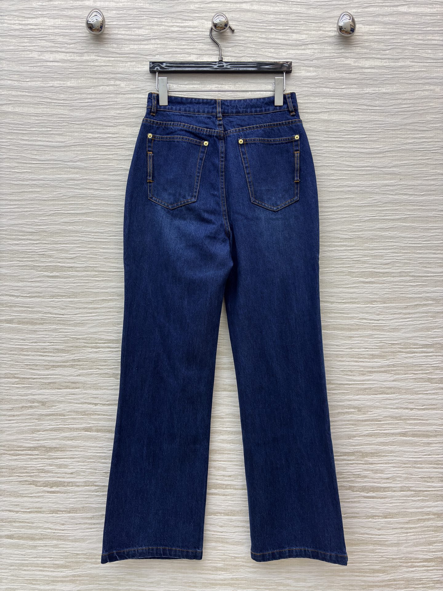 L家25秋冬 猫咪皮牌牛仔系列 经典深蓝色牛仔直筒裤 版型宽松又显复古腔调 搭配可爱猫咪挂饰 细节处满是