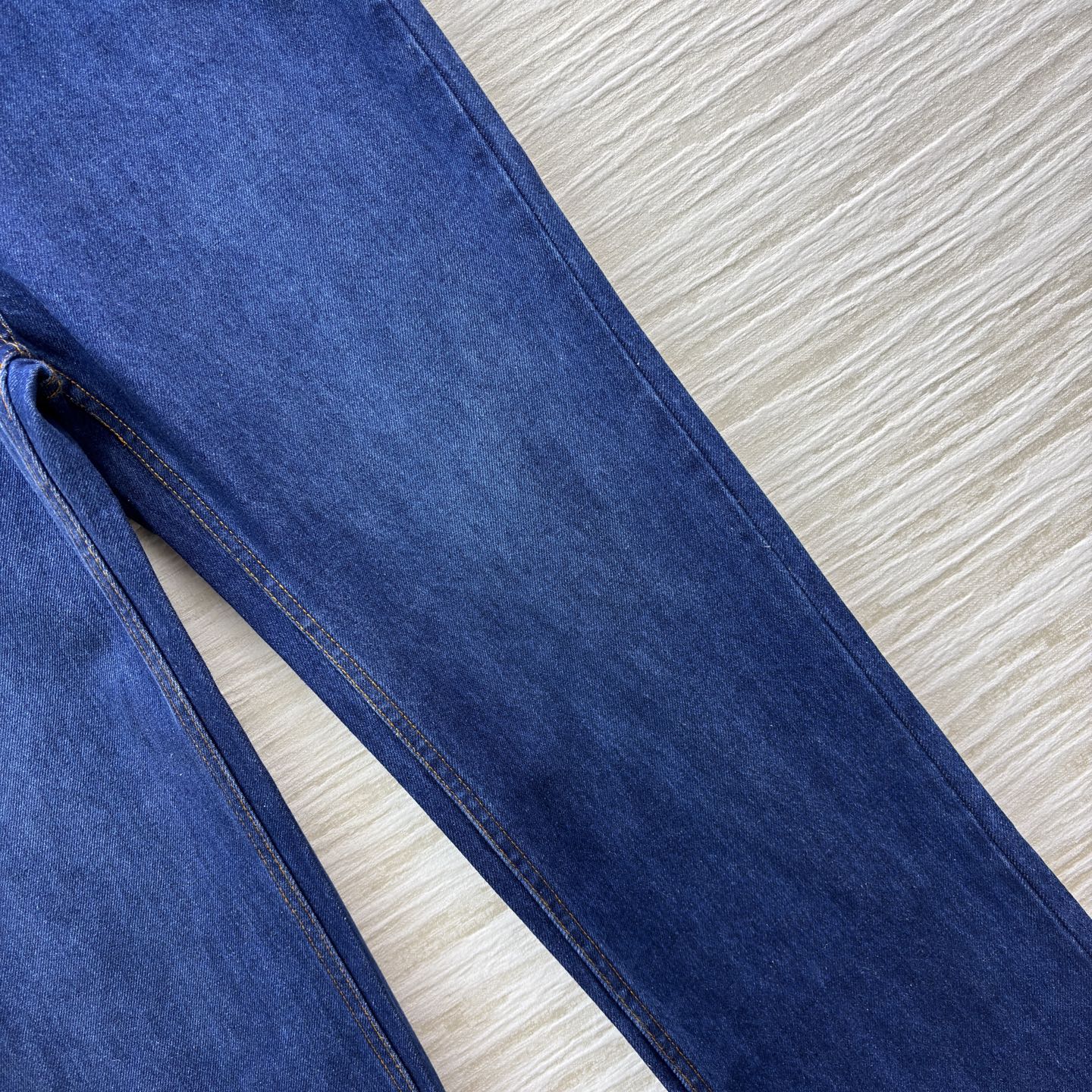 L家25秋冬 猫咪皮牌牛仔系列 经典深蓝色牛仔直筒裤 版型宽松又显复古腔调 搭配可爱猫咪挂饰 细节处满是