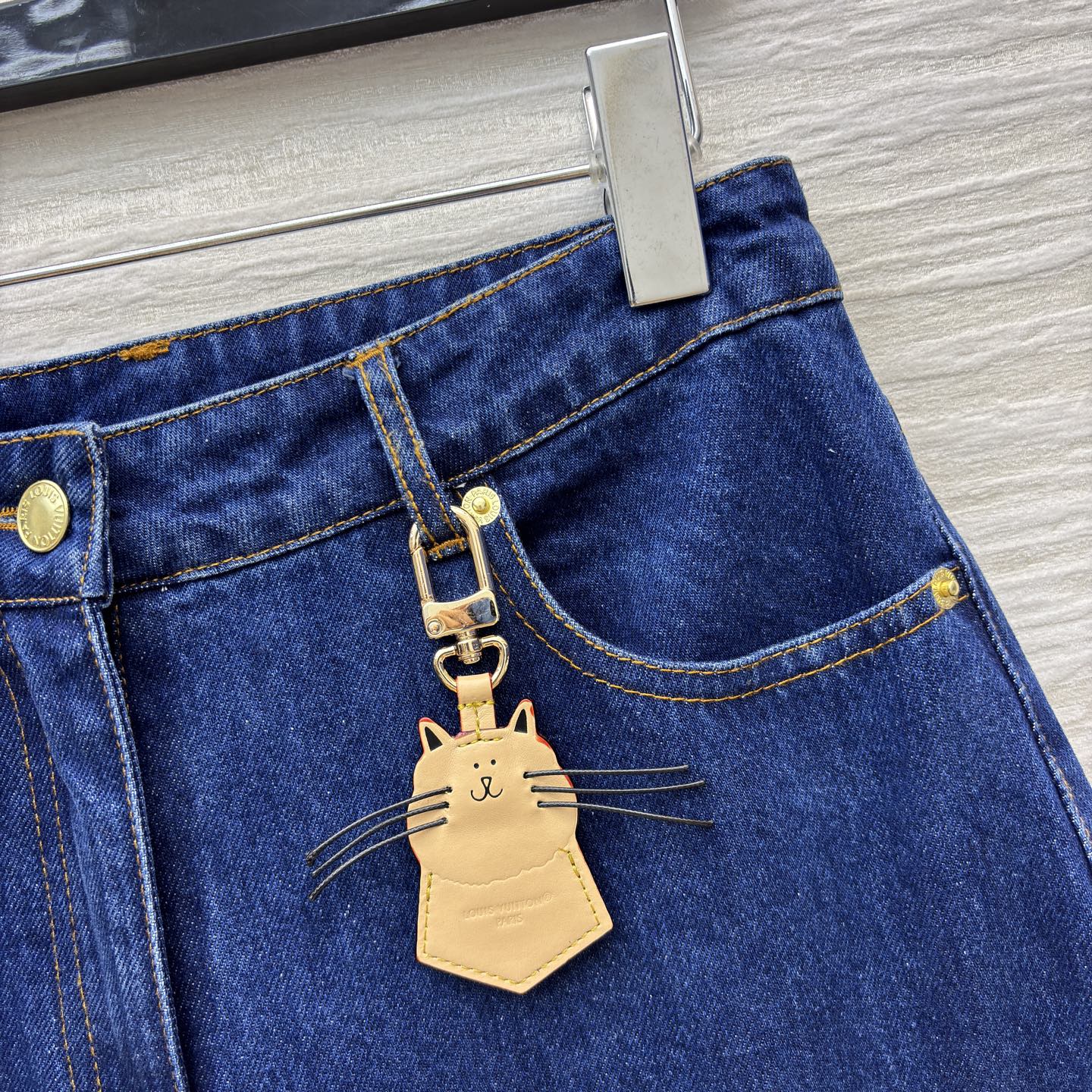 L家25秋冬 猫咪皮牌牛仔系列 经典深蓝色牛仔直筒裤 版型宽松又显复古腔调 搭配可爱猫咪挂饰 细节处满是