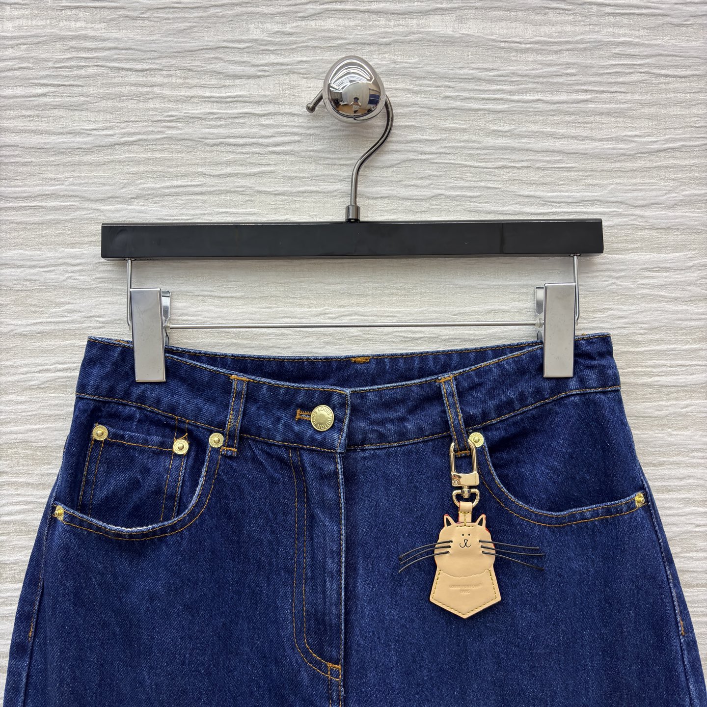 L家25秋冬 猫咪皮牌牛仔系列 经典深蓝色牛仔直筒裤 版型宽松又显复古腔调 搭配可爱猫咪挂饰 细节处满是