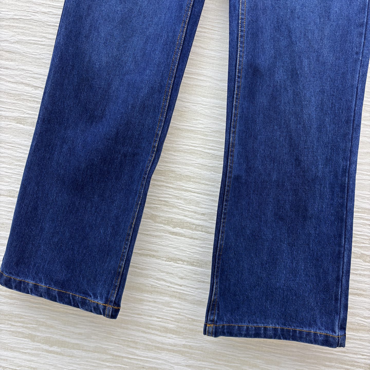 L家25秋冬 猫咪皮牌牛仔系列 经典深蓝色牛仔直筒裤 版型宽松又显复古腔调 搭配可爱猫咪挂饰 细节处满是