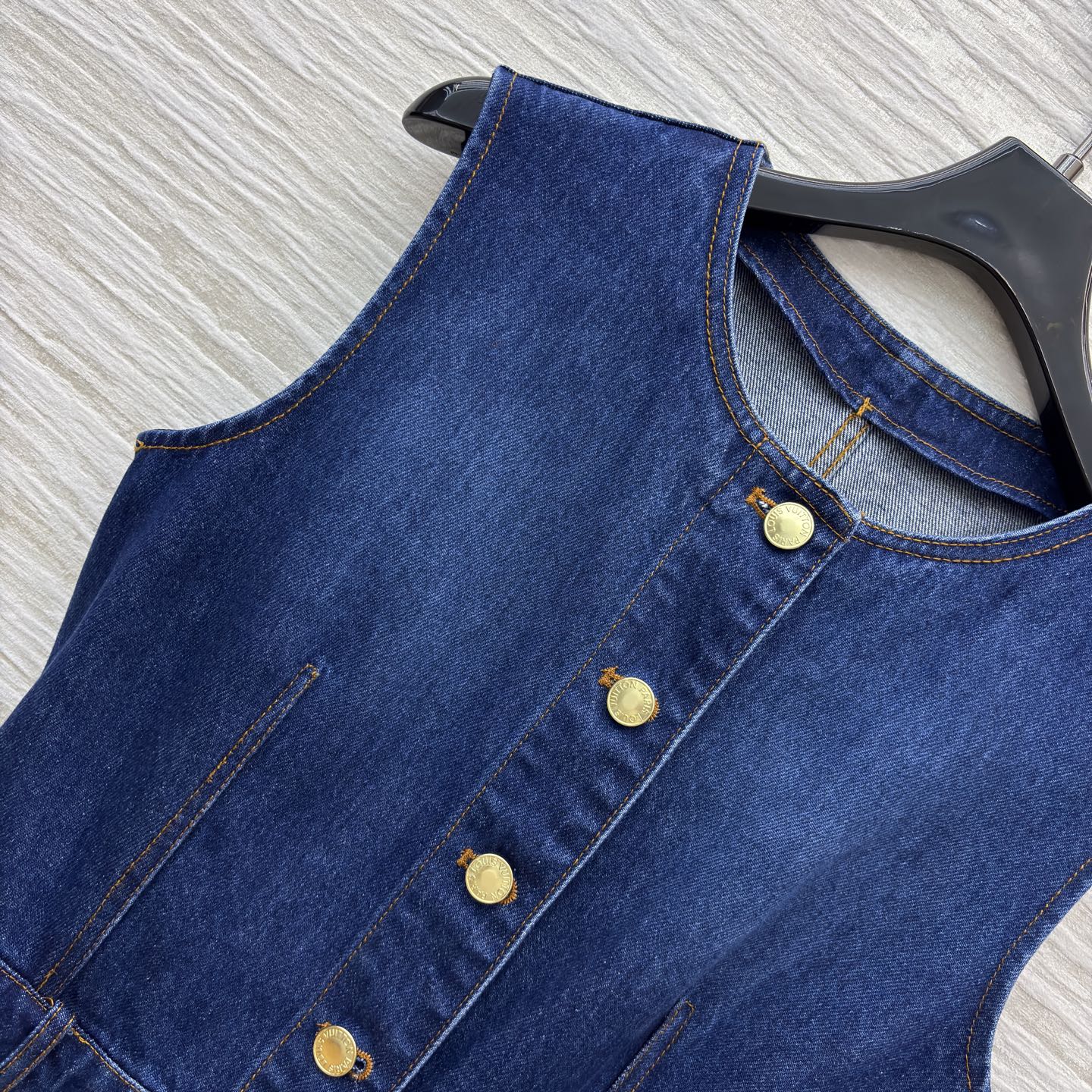 L家25秋季 深蓝色无袖牛仔连衣裙 一排金色纽扣纵向排列 利落又吸睛 腰间设计巧妙收腰显身材 牛仔的复古