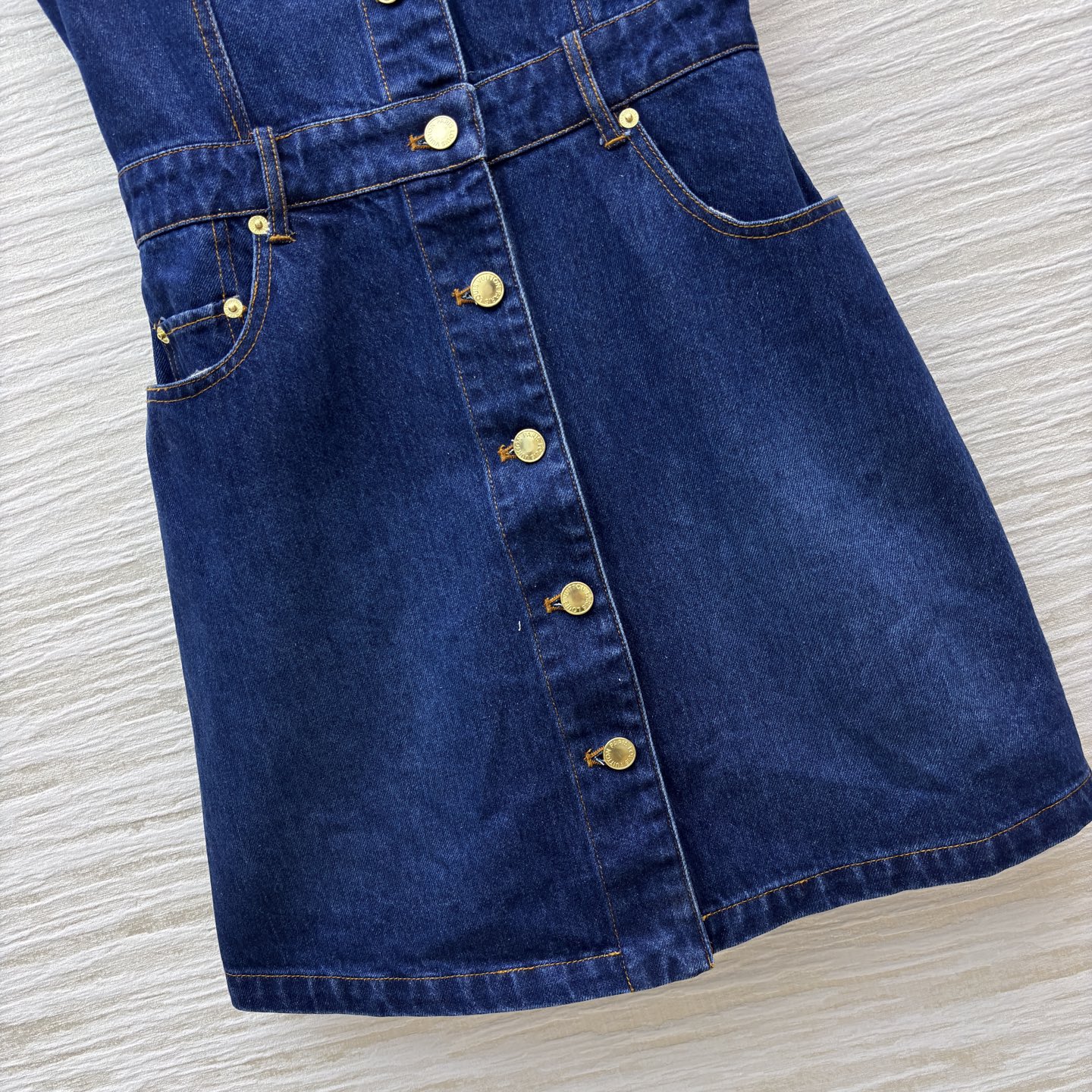 L家25秋季 深蓝色无袖牛仔连衣裙 一排金色纽扣纵向排列 利落又吸睛 腰间设计巧妙收腰显身材 牛仔的复古