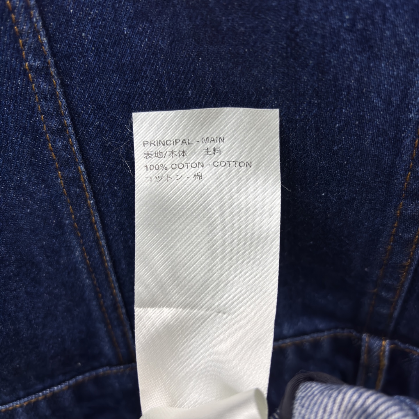 L家25秋季 深蓝色无袖牛仔连衣裙 一排金色纽扣纵向排列 利落又吸睛 腰间设计巧妙收腰显身材 牛仔的复古