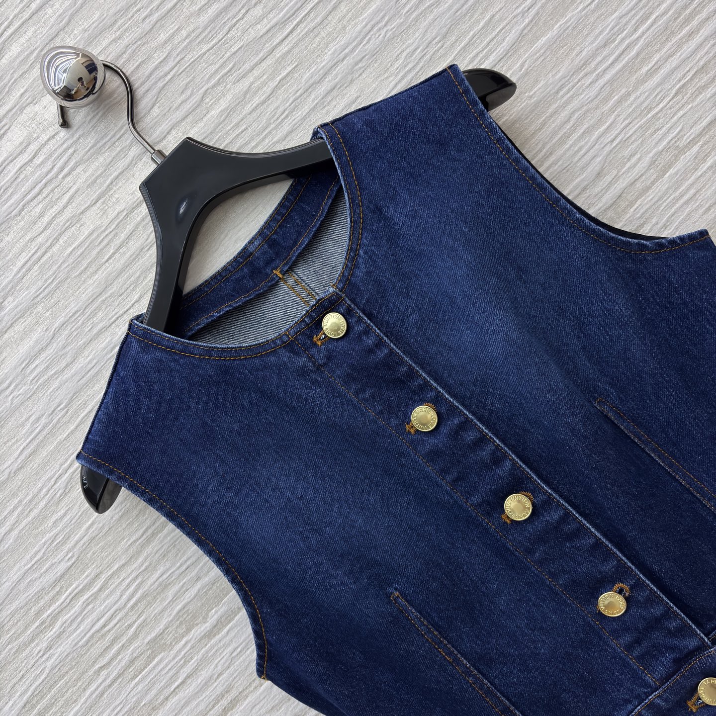 L家25秋季 深蓝色无袖牛仔连衣裙 一排金色纽扣纵向排列 利落又吸睛 腰间设计巧妙收腰显身材 牛仔的复古