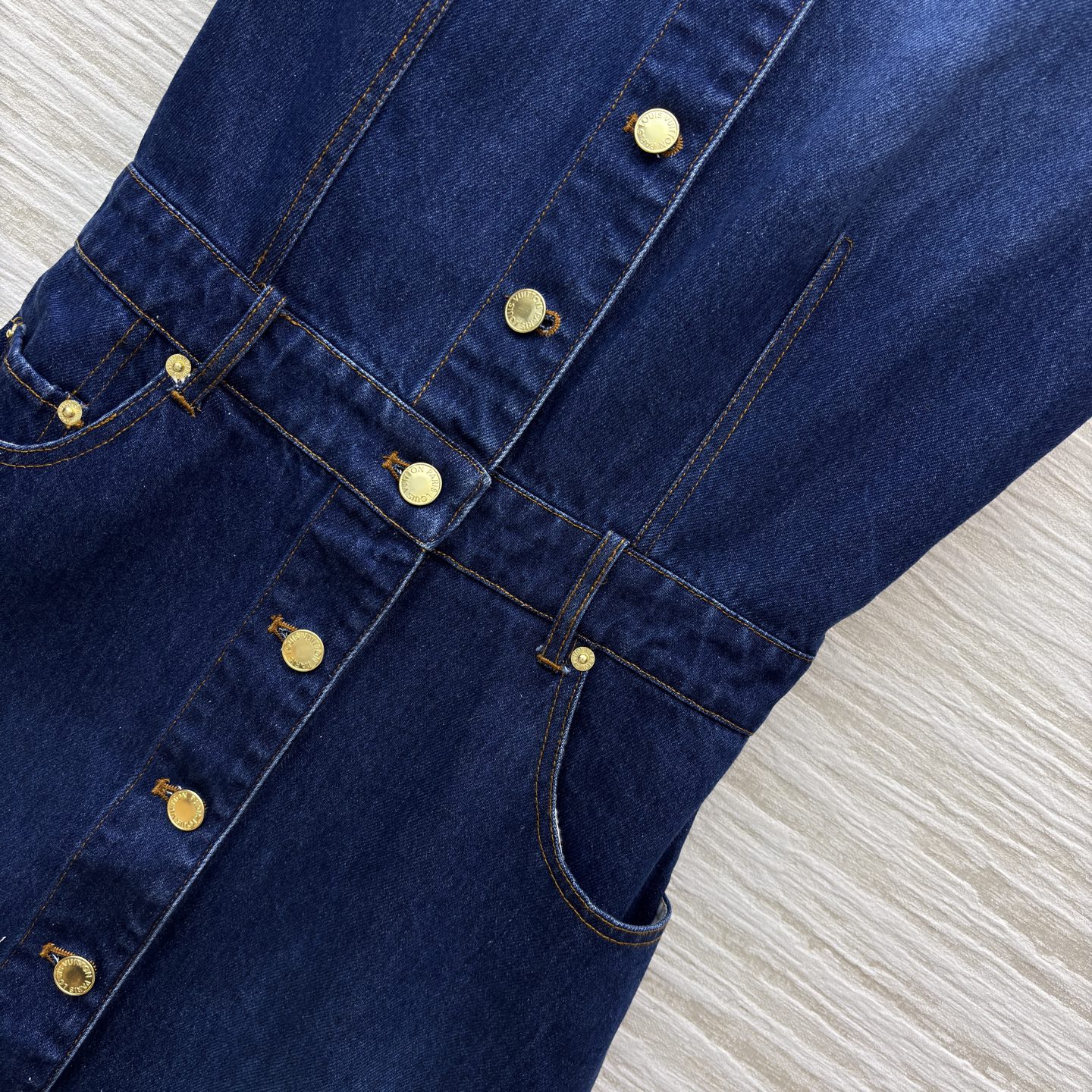 L家25秋季 深蓝色无袖牛仔连衣裙 一排金色纽扣纵向排列 利落又吸睛 腰间设计巧妙收腰显身材 牛仔的复古