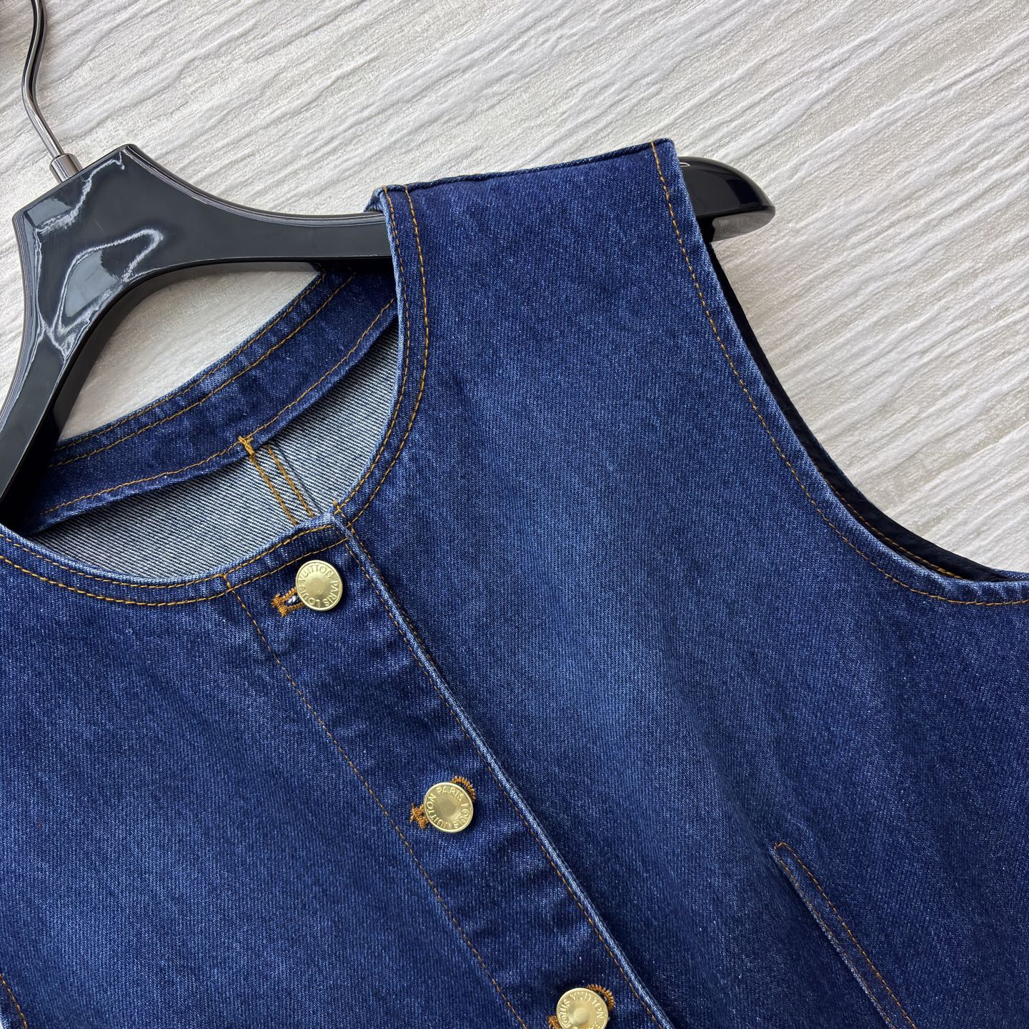 L家25秋季 深蓝色无袖牛仔连衣裙 一排金色纽扣纵向排列 利落又吸睛 腰间设计巧妙收腰显身材 牛仔的复古