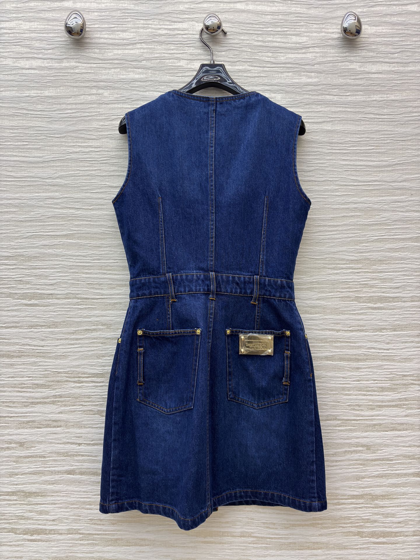 L家25秋季 深蓝色无袖牛仔连衣裙 一排金色纽扣纵向排列 利落又吸睛 腰间设计巧妙收腰显身材 牛仔的复古