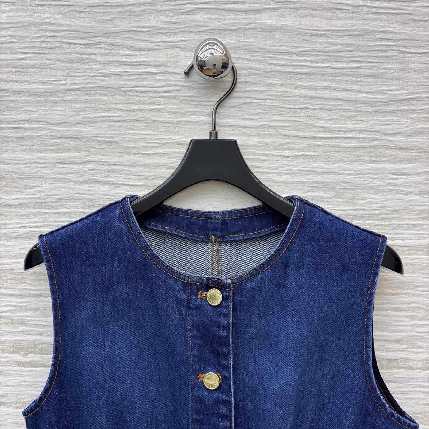 L家25秋季 深蓝色无袖牛仔连衣裙 一排金色纽扣纵向排列 利落又吸睛 腰间设计巧妙收腰显身材 牛仔的复古