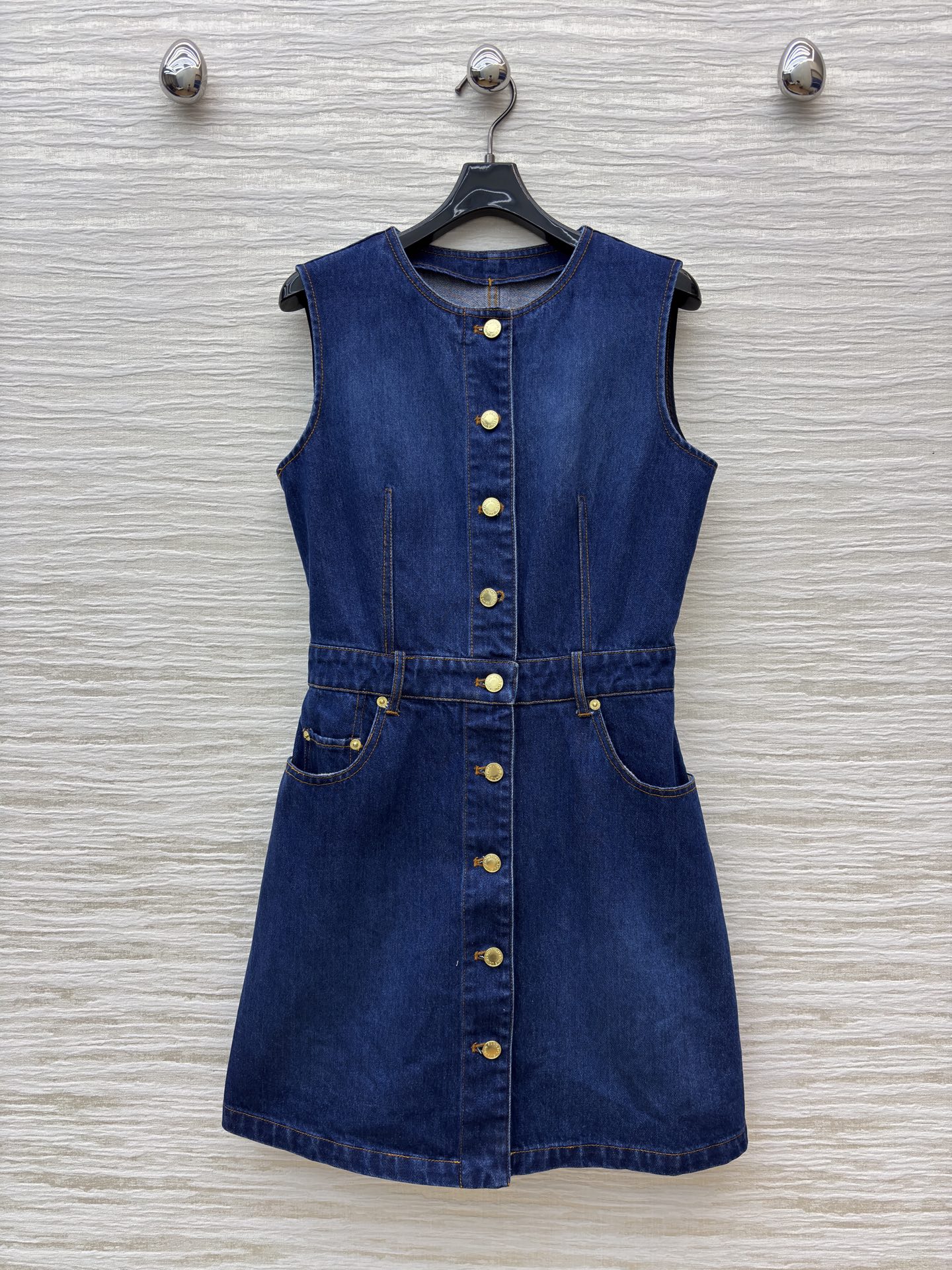 L家25秋季 深蓝色无袖牛仔连衣裙 一排金色纽扣纵向排列 利落又吸睛 腰间设计巧妙收腰显身材 牛仔的复古