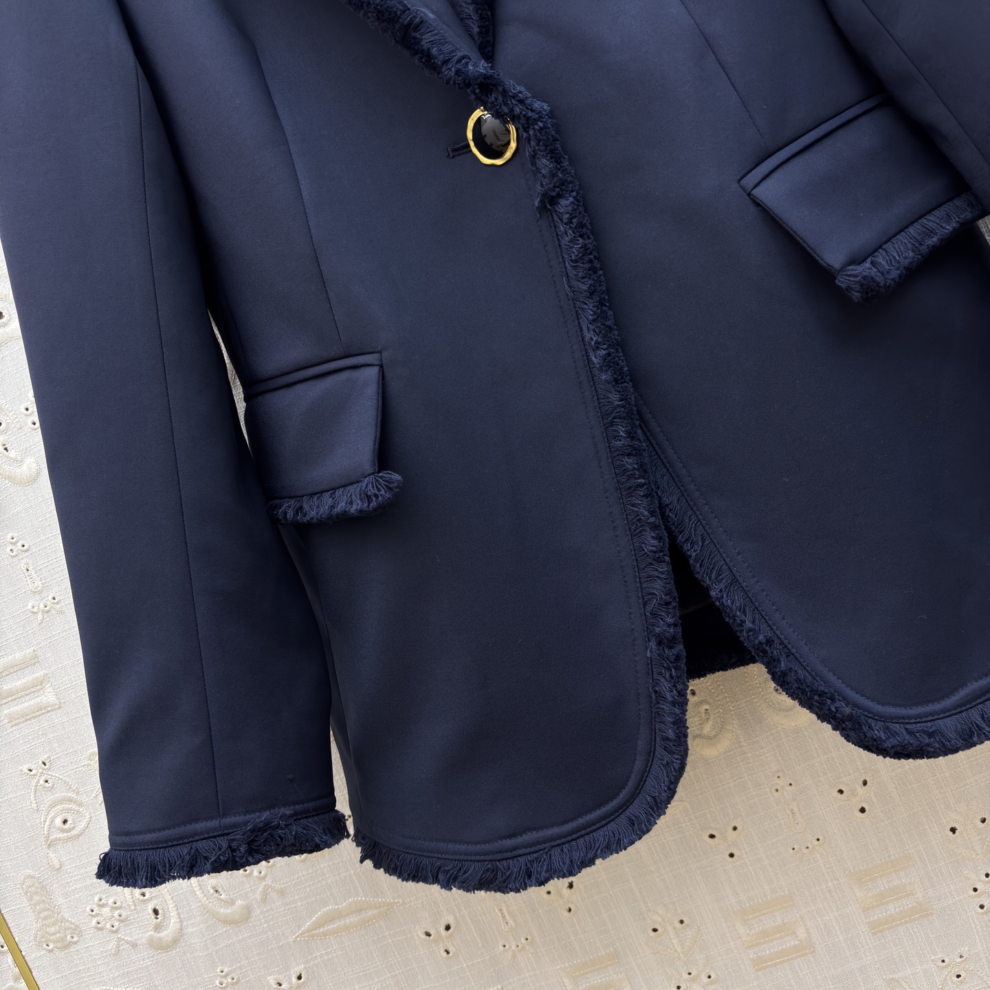 倪妮同款 Sch25秋冬 异形扣毛边藏蓝西装外套 大气高级感 在毛边设计与异形扣五金的碰撞中尽显 是职场