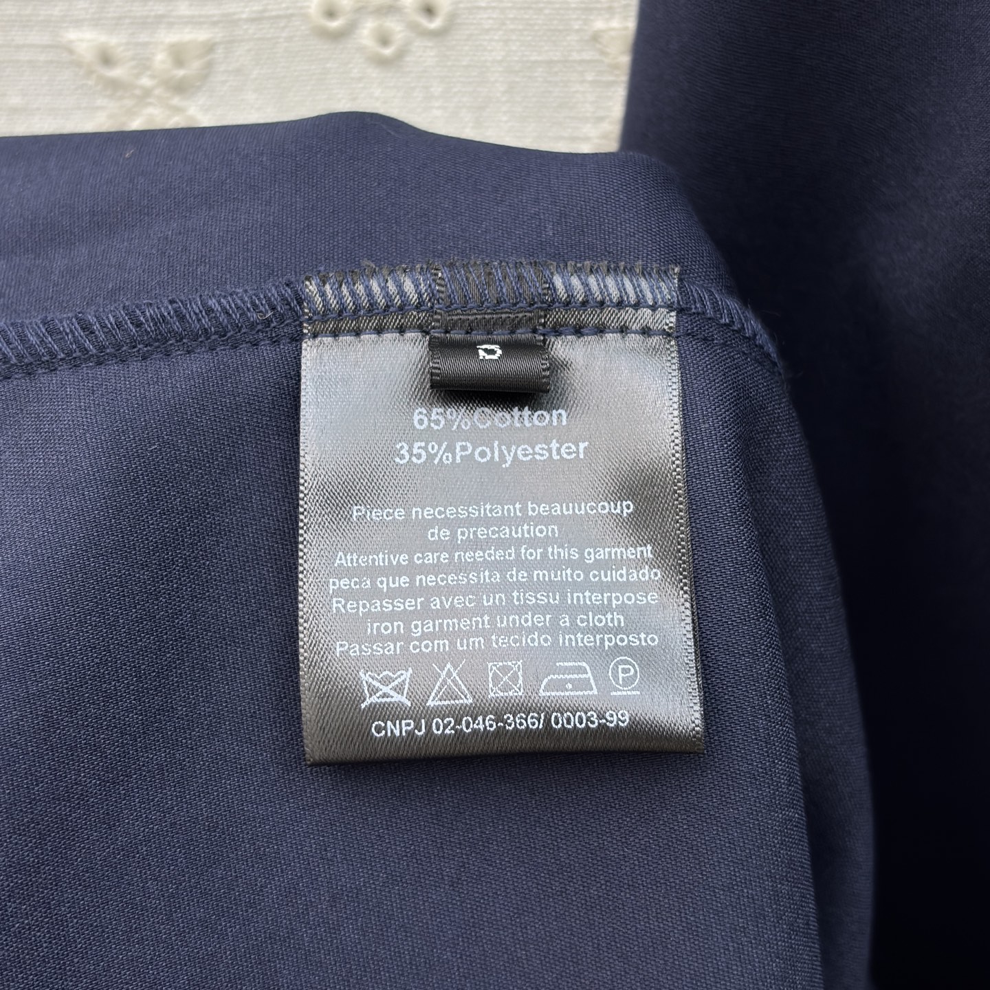 Sch 25秋冬 毛边藏青色长款风衣式衬衫连衣裙 异形纽扣与腰带扣尽显奢华质感 肩部和侧边的毛边设计又添