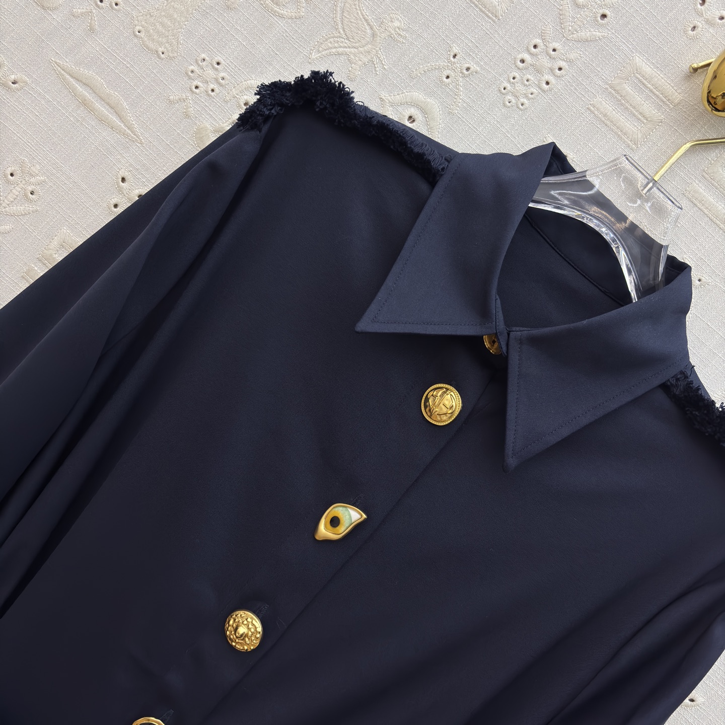 Sch 25秋冬 毛边藏青色长款风衣式衬衫连衣裙 异形纽扣与腰带扣尽显奢华质感 肩部和侧边的毛边设计又添