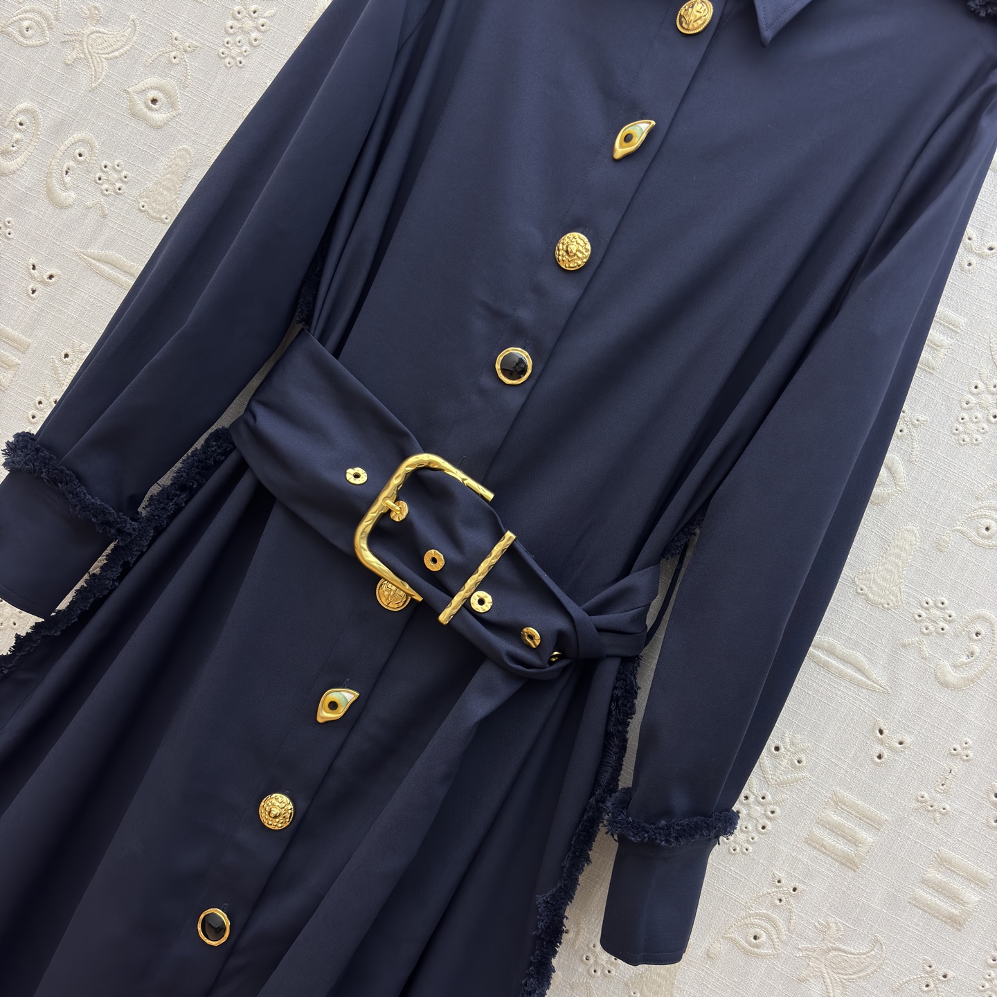 Sch 25秋冬 毛边藏青色长款风衣式衬衫连衣裙 异形纽扣与腰带扣尽显奢华质感 肩部和侧边的毛边设计又添