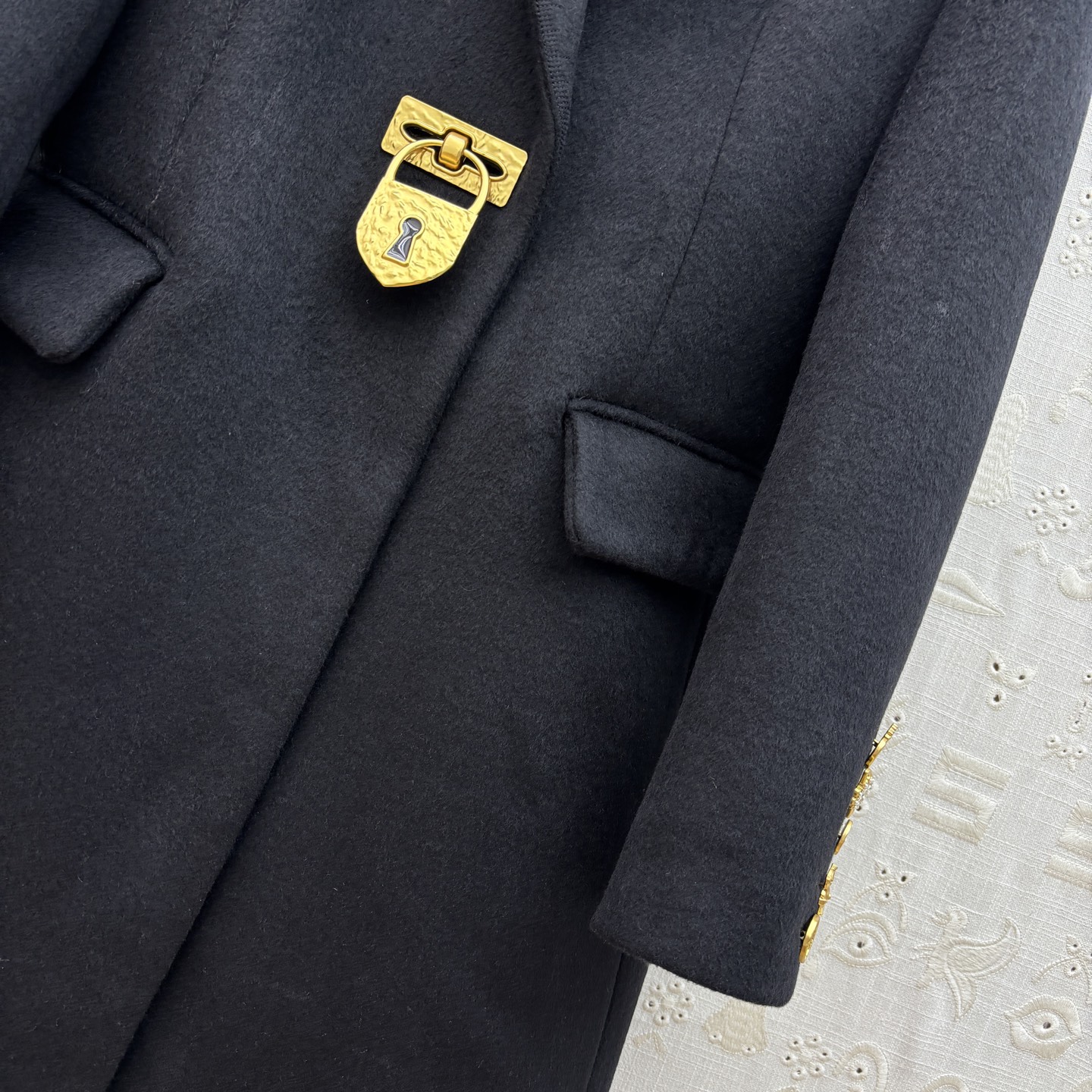 Sch 25秋冬新款 金锁扣复古羊毛呢大衣外套 上身就是满满的气场感 带有复古风格 搭配起来很时髦 锁扣