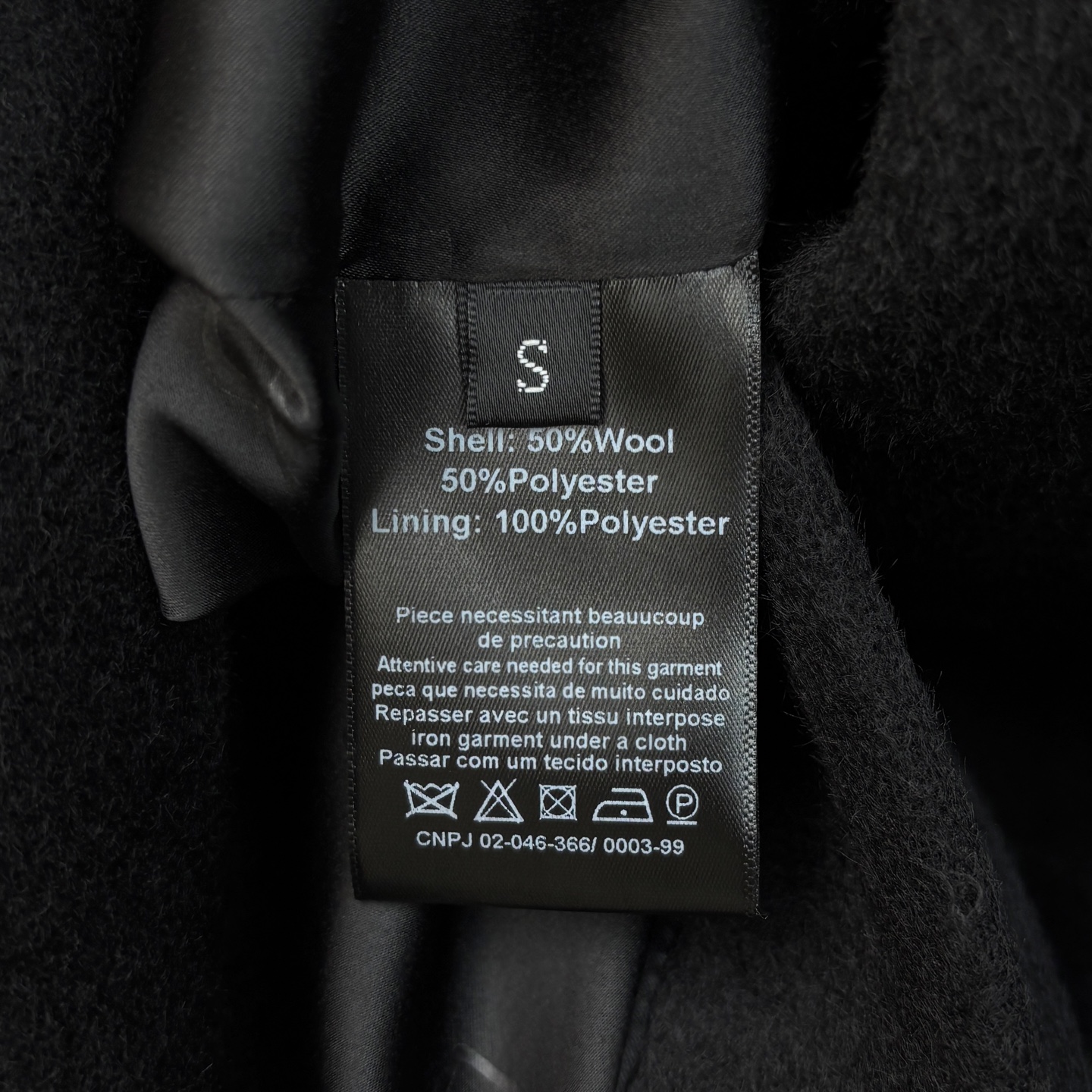 Sch 25秋冬 异形扣双排扣黑色长款大衣 订制羊毛呢面料 以挺括剪裁塑造强大气场 双扣异扣复古如艺术藏