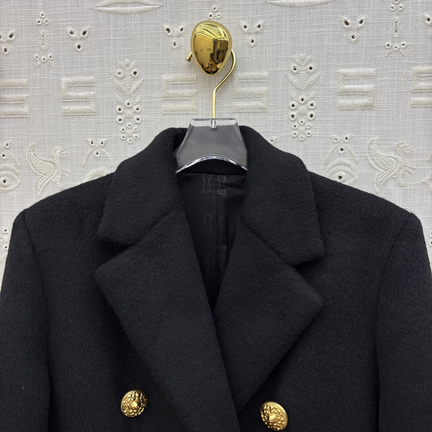 Sch 25秋冬 异形扣双排扣黑色长款大衣 订制羊毛呢面料 以挺括剪裁塑造强大气场 双扣异扣复古如艺术藏