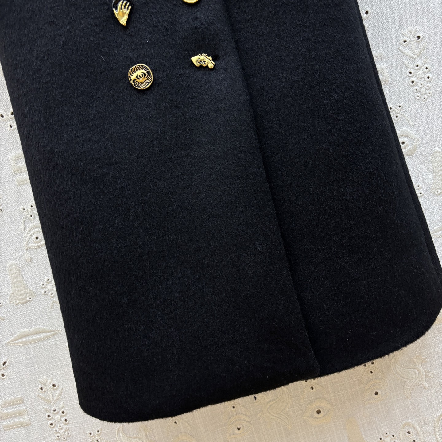 Sch 25秋冬 异形扣双排扣黑色长款大衣 订制羊毛呢面料 以挺括剪裁塑造强大气场 双扣异扣复古如艺术藏