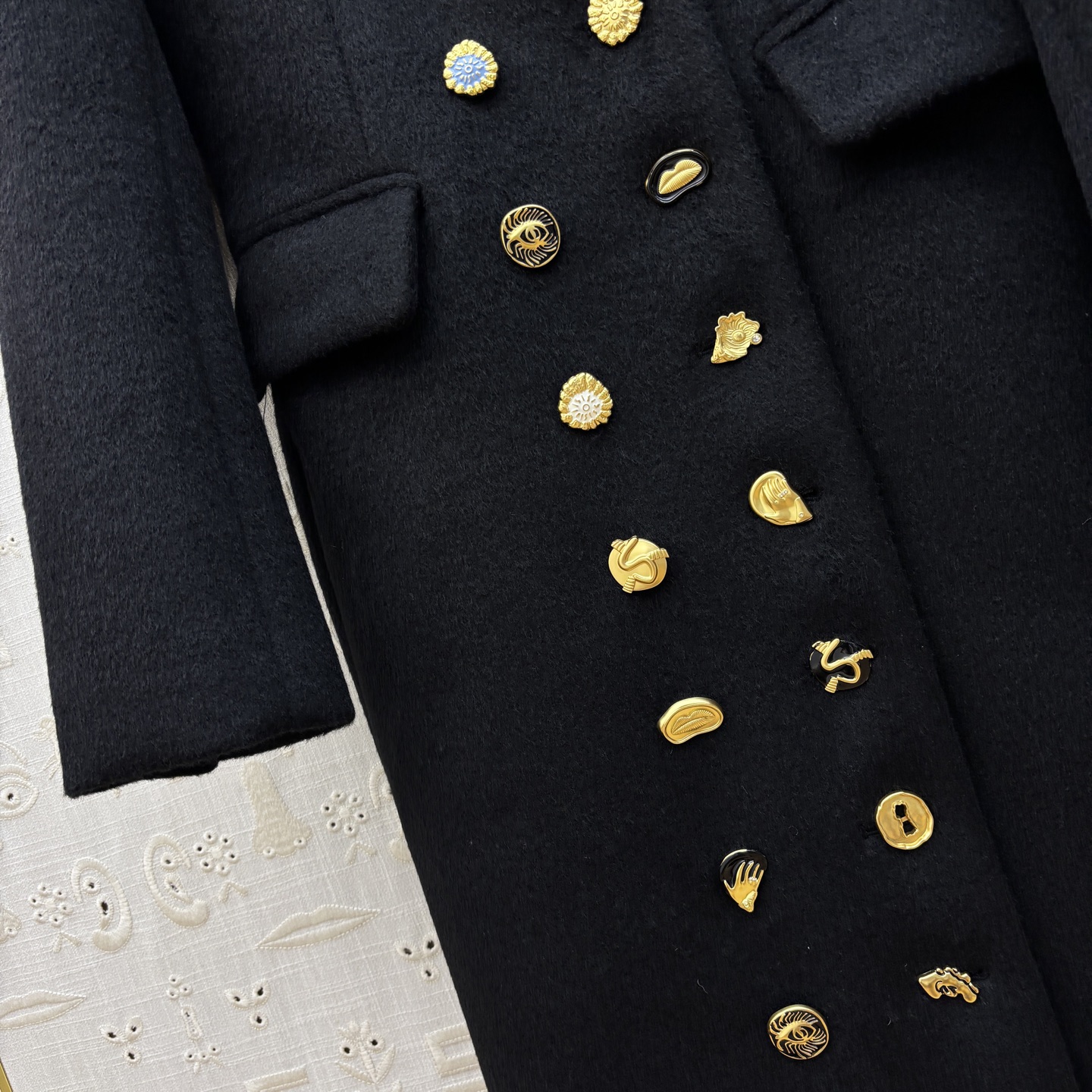 Sch 25秋冬 异形扣双排扣黑色长款大衣 订制羊毛呢面料 以挺括剪裁塑造强大气场 双扣异扣复古如艺术藏