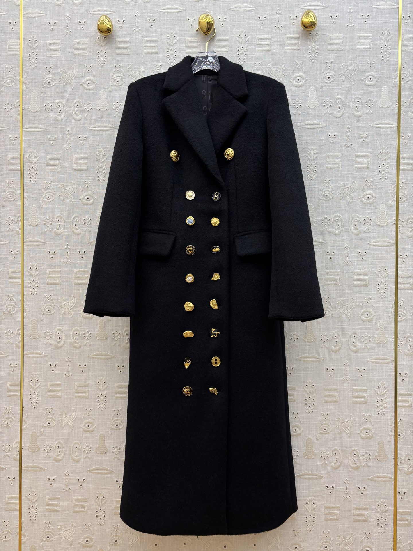 Sch 25秋冬 异形扣双排扣黑色长款大衣 订制羊毛呢面料 以挺括剪裁塑造强大气场 双扣异扣复古如艺术藏