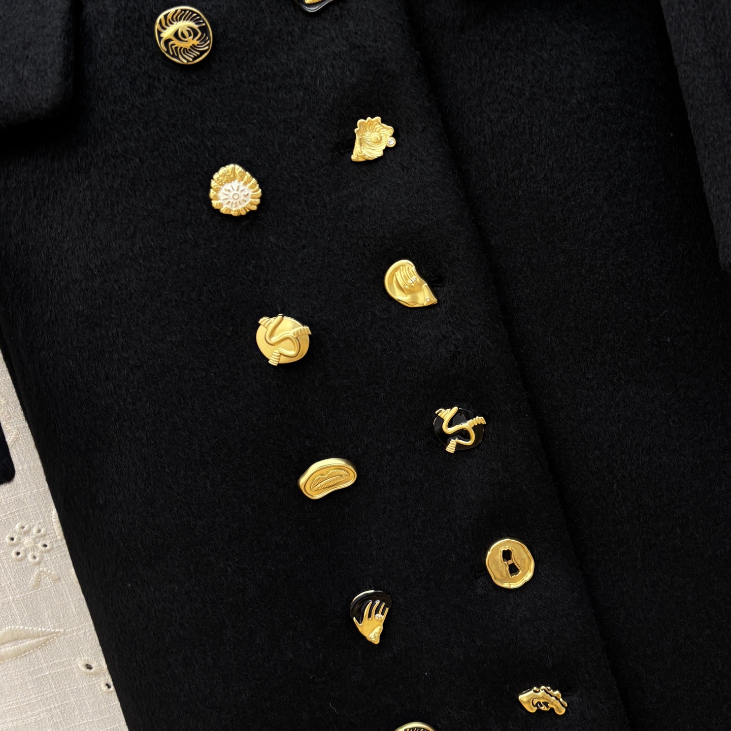 Sch 25秋冬 异形扣双排扣黑色长款大衣 订制羊毛呢面料 以挺括剪裁塑造强大气场 双扣异扣复古如艺术藏