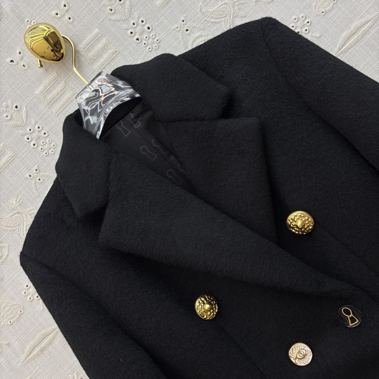 Sch 25秋冬 异形扣双排扣黑色长款大衣 订制羊毛呢面料 以挺括剪裁塑造强大气场 双扣异扣复古如艺术藏