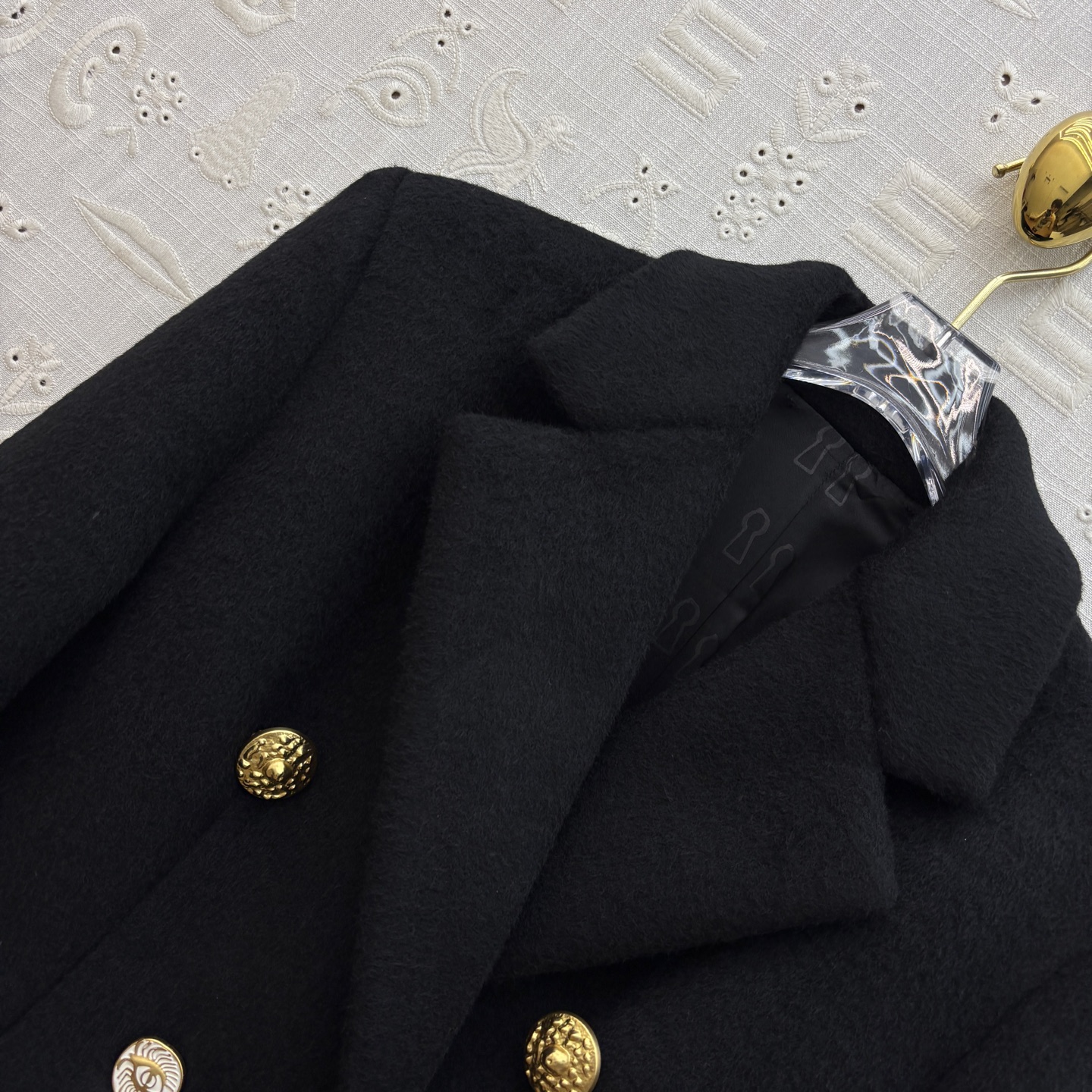 Sch 25秋冬 异形扣双排扣黑色长款大衣 订制羊毛呢面料 以挺括剪裁塑造强大气场 双扣异扣复古如艺术藏
