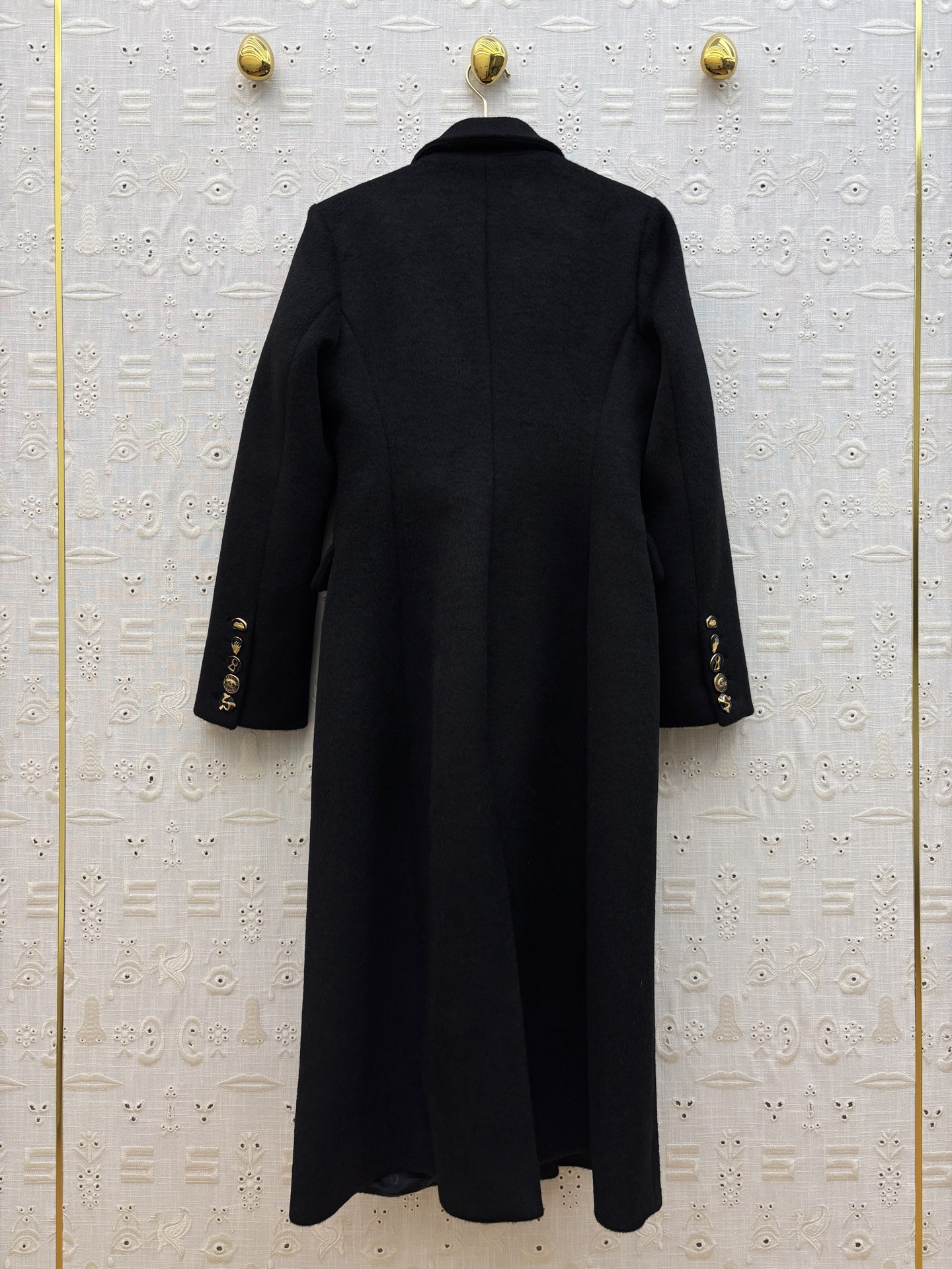 Sch 25秋冬 异形扣双排扣黑色长款大衣 订制羊毛呢面料 以挺括剪裁塑造强大气场 双扣异扣复古如艺术藏