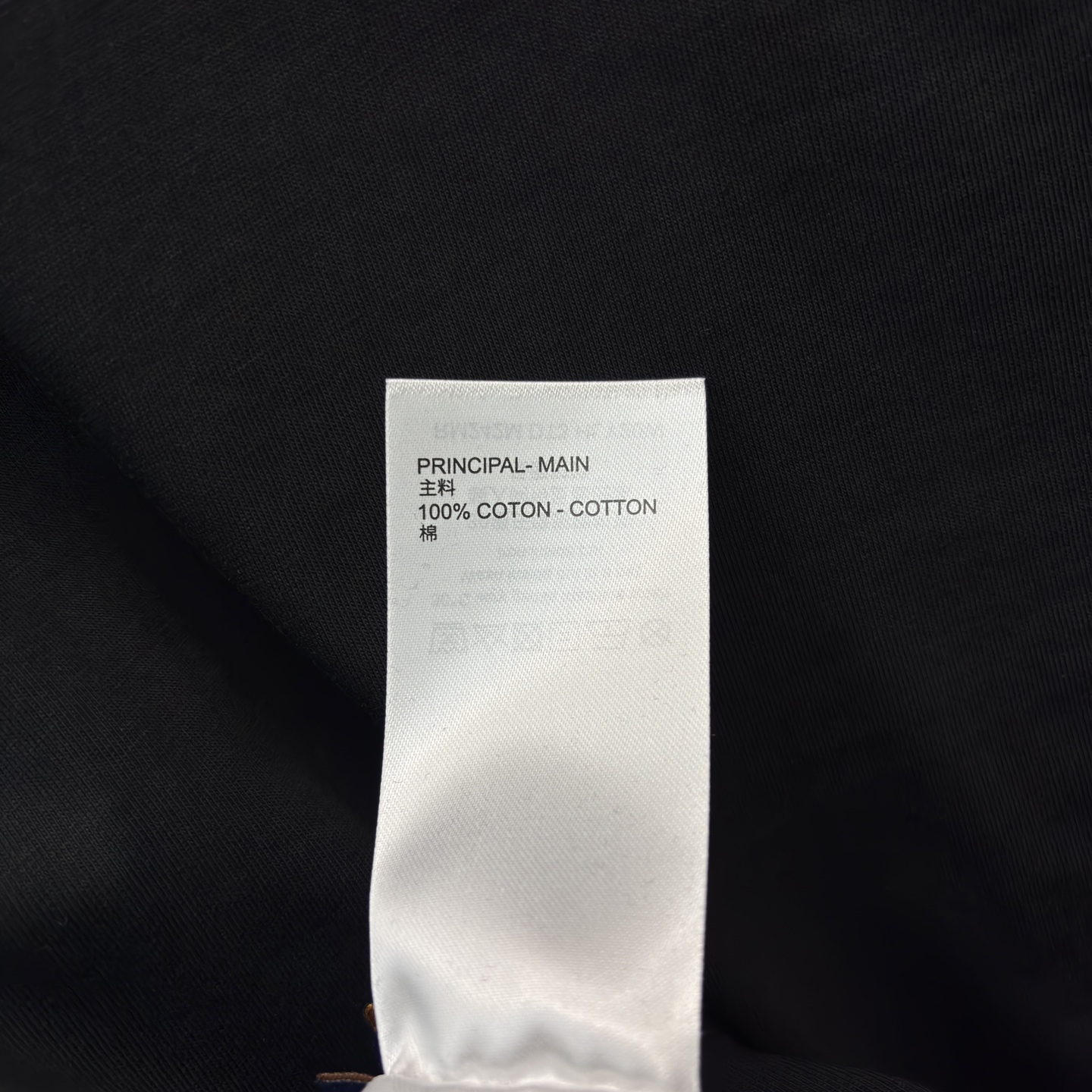 L家 25秋装 猫咪印章 T 恤 设计感拉满 领口金属链点缀+彩色徽章 简约又不失个性 日常搭配牛仔裤或