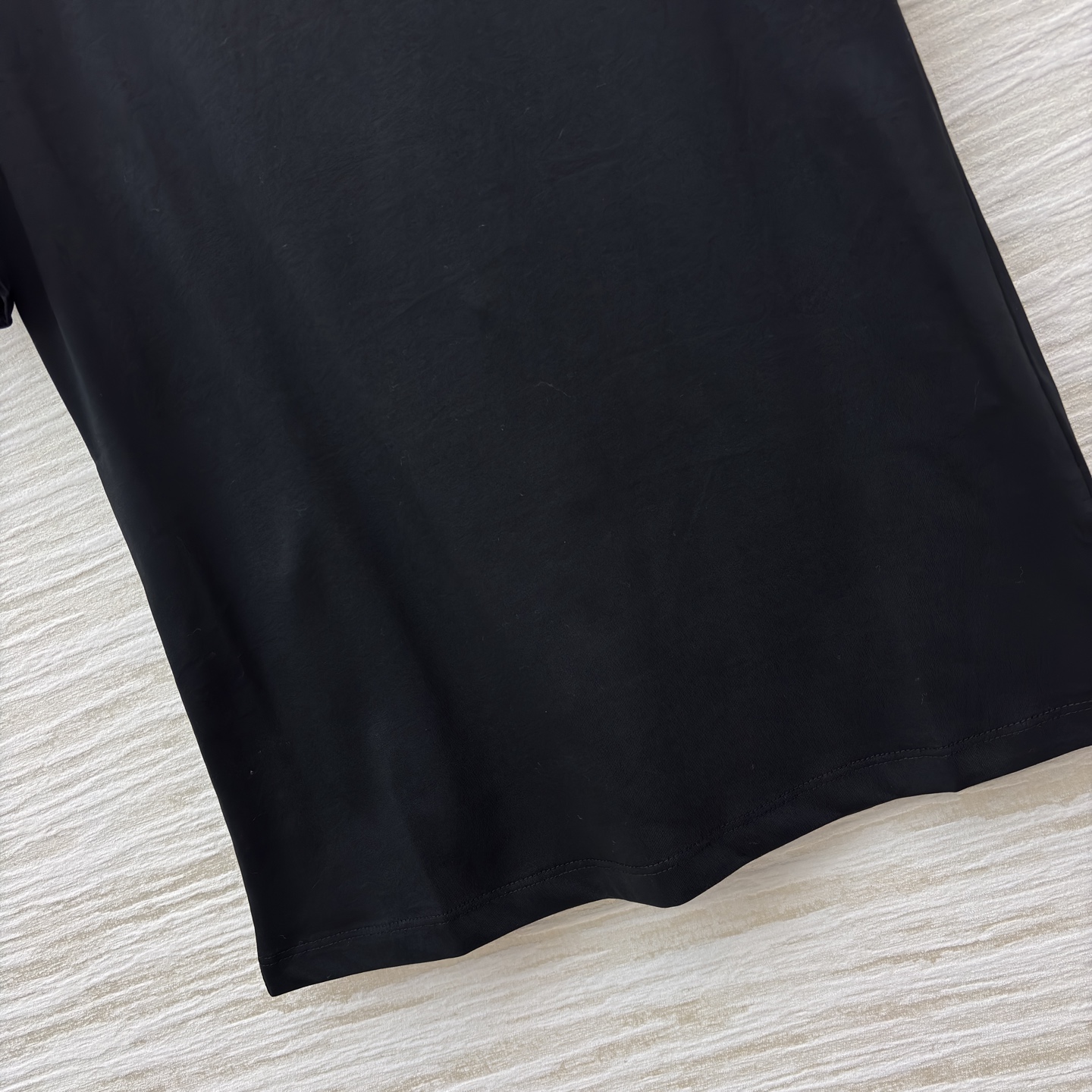 L家 25秋装 猫咪印章 T 恤 设计感拉满 领口金属链点缀+彩色徽章 简约又不失个性 日常搭配牛仔裤或