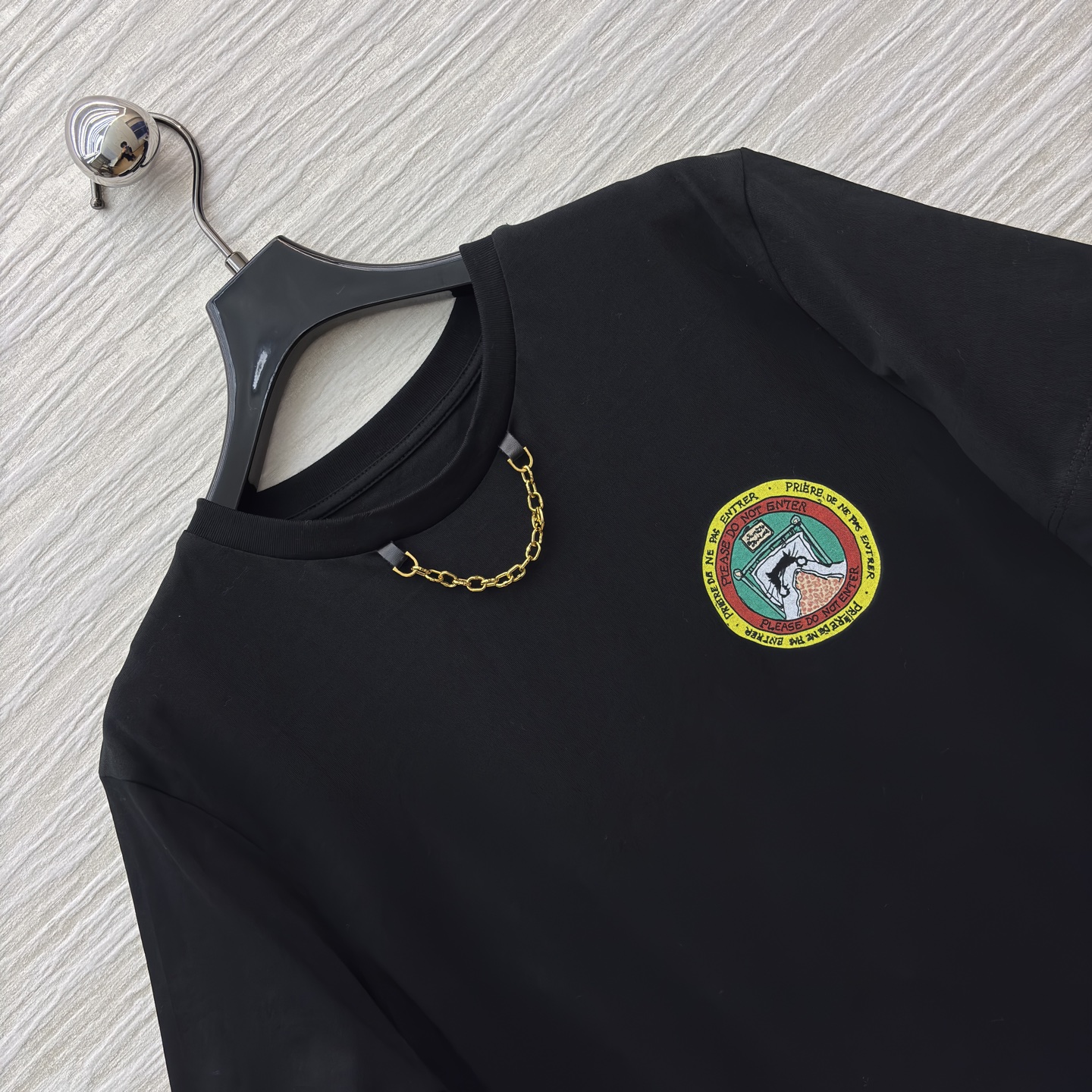 L家 25秋装 猫咪印章 T 恤 设计感拉满 领口金属链点缀+彩色徽章 简约又不失个性 日常搭配牛仔裤或