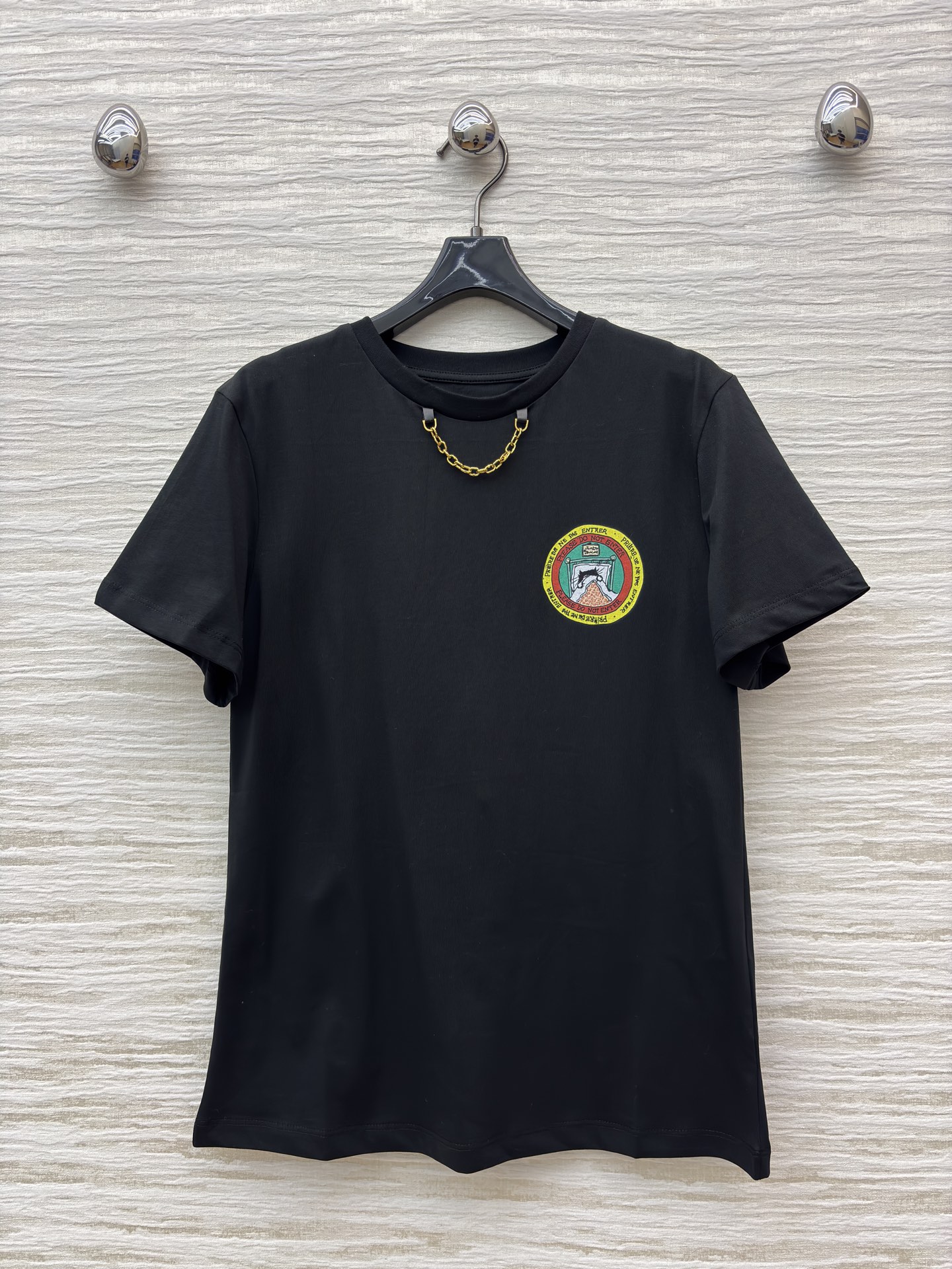 L家 25秋装 猫咪印章 T 恤 设计感拉满 领口金属链点缀+彩色徽章 简约又不失个性 日常搭配牛仔裤或