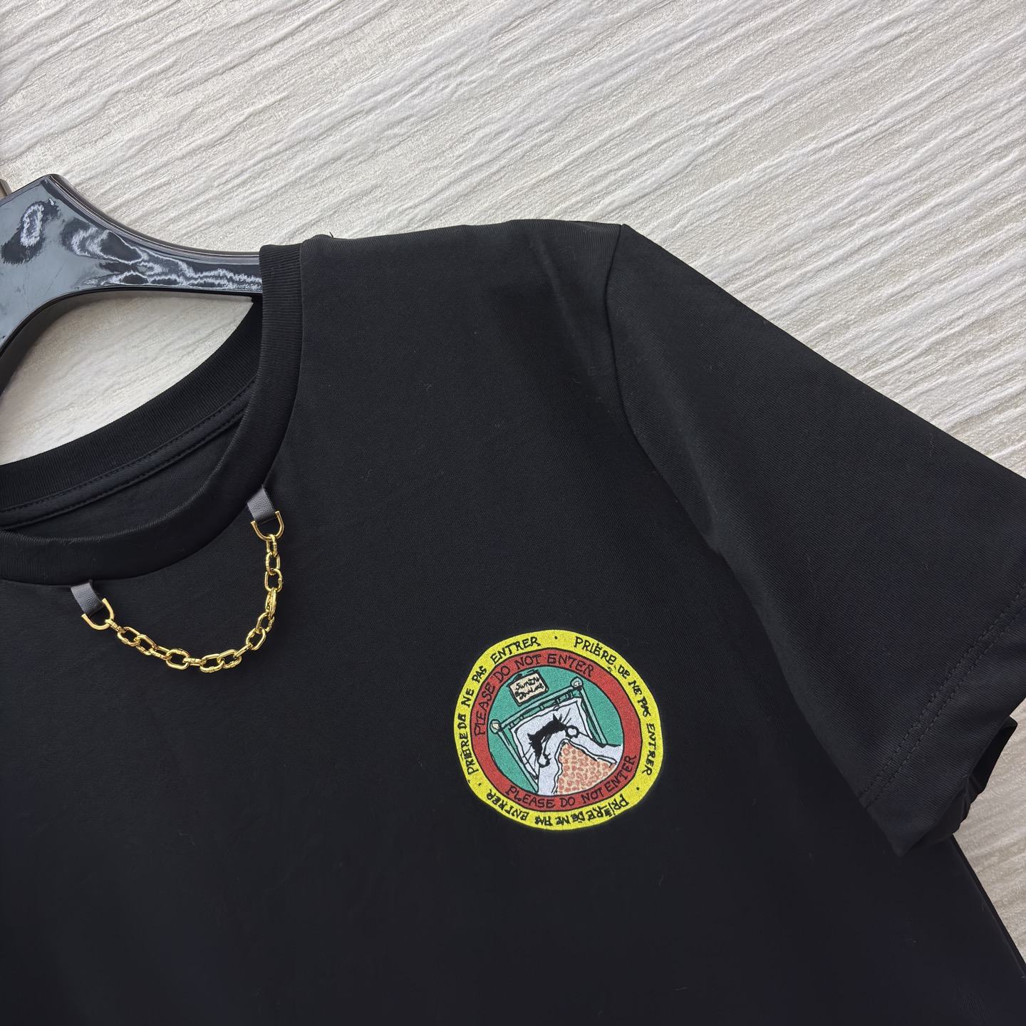 L家 25秋装 猫咪印章 T 恤 设计感拉满 领口金属链点缀+彩色徽章 简约又不失个性 日常搭配牛仔裤或