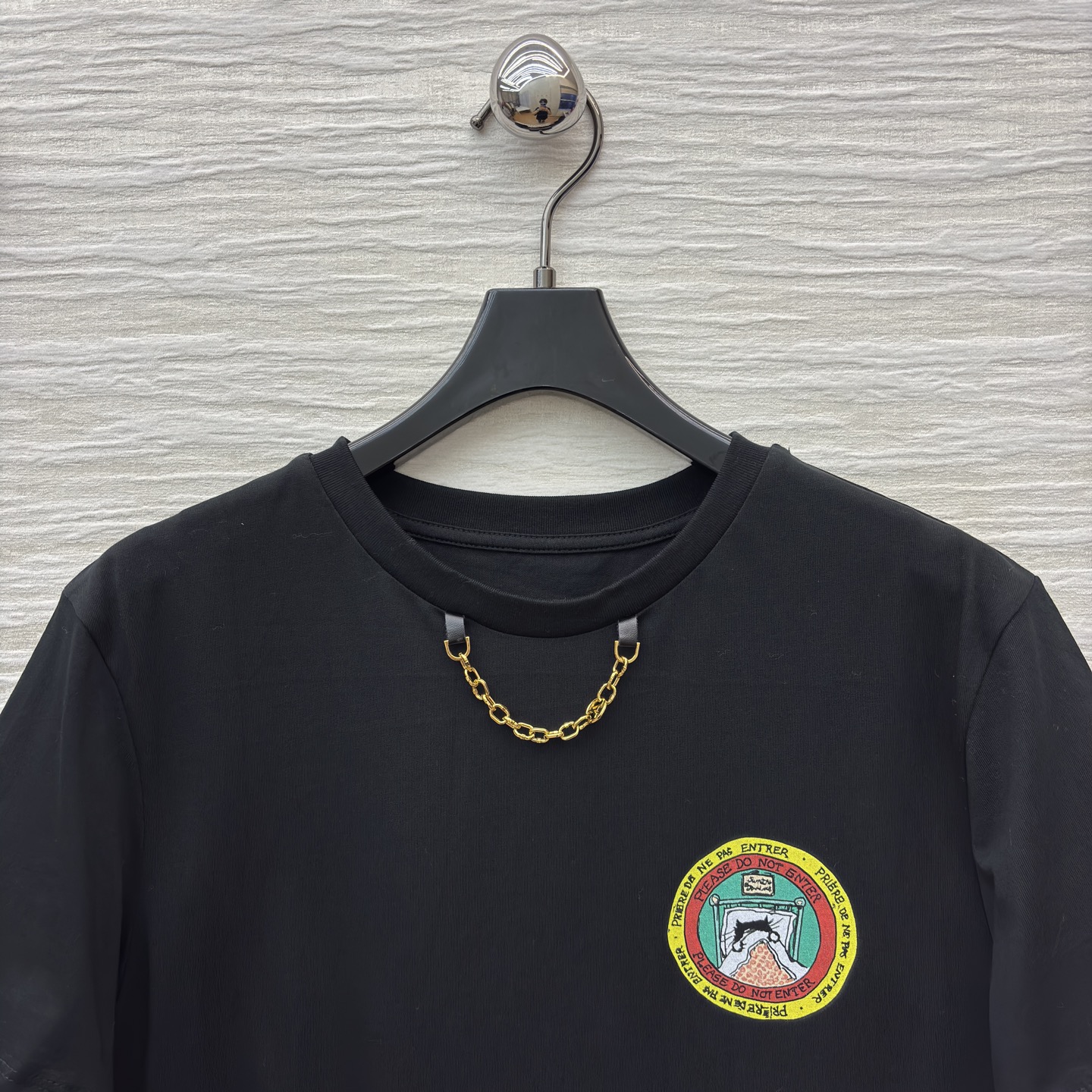 L家 25秋装 猫咪印章 T 恤 设计感拉满 领口金属链点缀+彩色徽章 简约又不失个性 日常搭配牛仔裤或