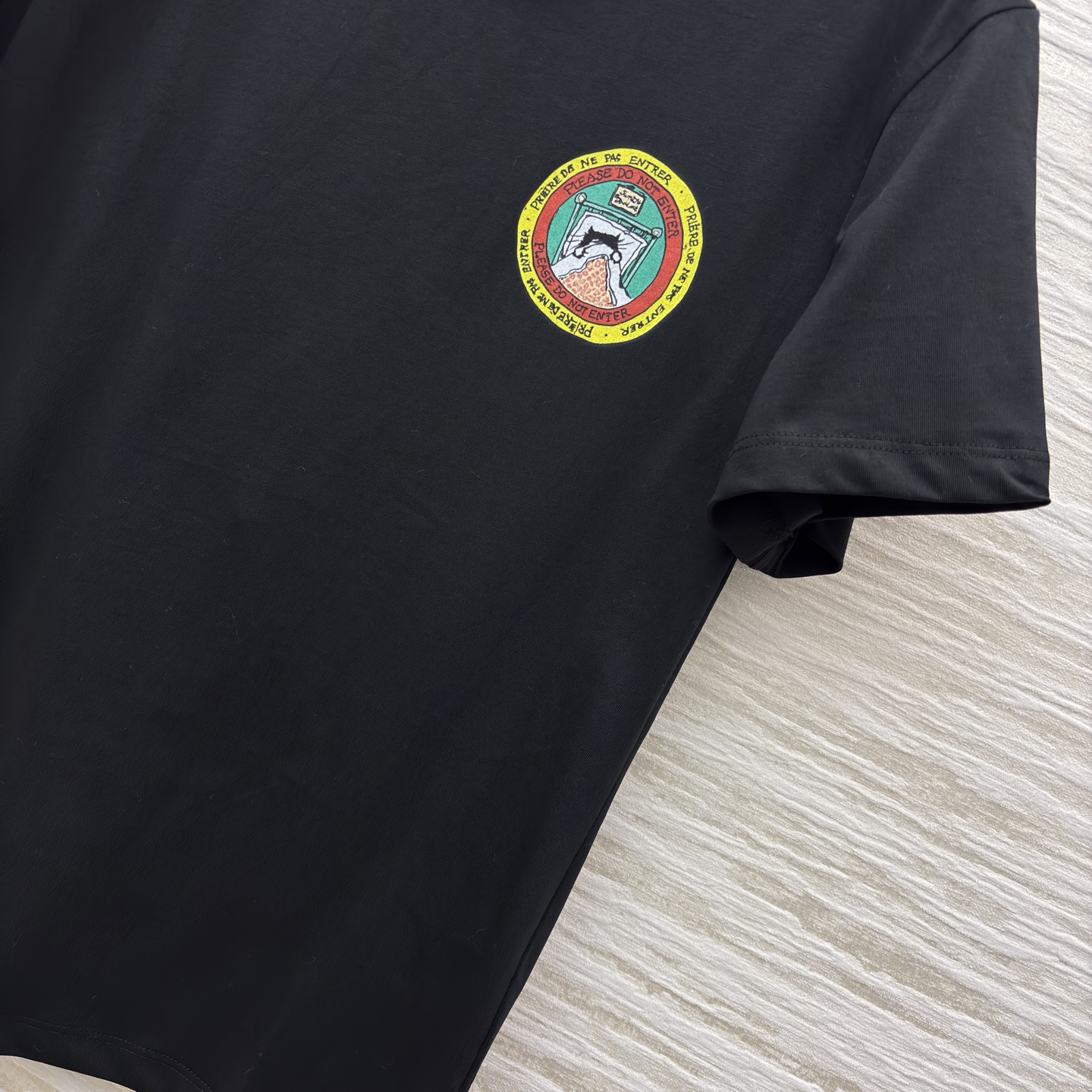 L家 25秋装 猫咪印章 T 恤 设计感拉满 领口金属链点缀+彩色徽章 简约又不失个性 日常搭配牛仔裤或